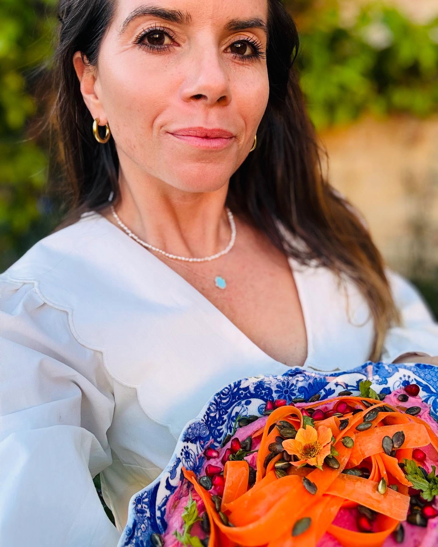Cook the rainbow 🌈
Butterbean and raw grated beetroot hummus, with carrots ribbons, parsley, toasted pumpkin seeds and pomegranate seeds. Could have done with a sprinkle of dukkah or something Middle Eastern and fun like that…! Next time!
Inspired by a delicious meal @cocoonportugal 🩷🧡💚❤️
#dinnerpartyideas #summerfood #bbqideas