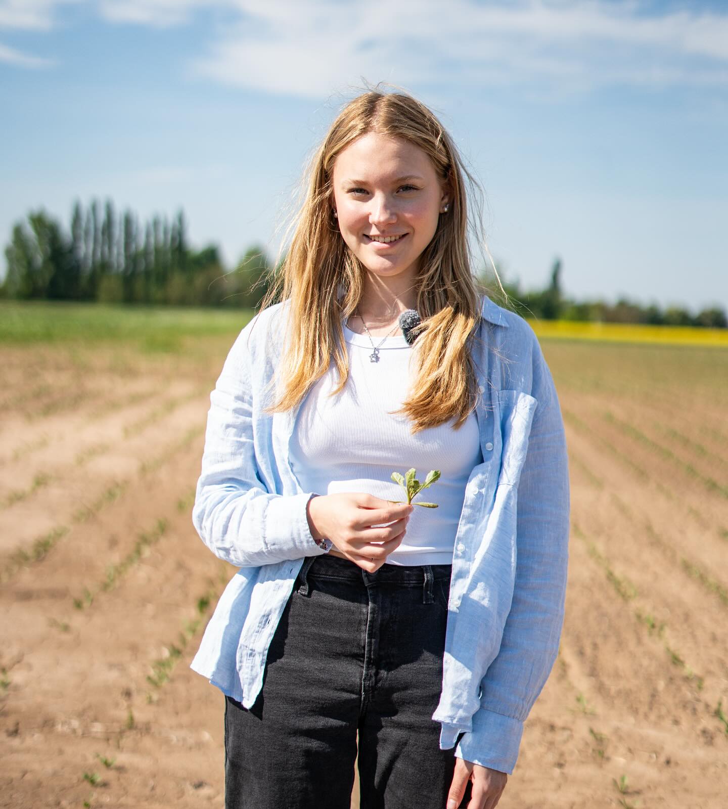 Hey 👋,
ich bin Laura und mache aktuell mein zweiwöchiges Schülerpraktikum bei agro-kontakt.
Ich komme selbst von einem landwirtschaftlichen Betrieb 🚜 und finde es super spannend, hier die Verbindung zwischen Landwirtschaft und Social Media 📱 zu erleben.
Ich bekomme viele spannende Einblicke hinter die Kulissen 👀 und lerne jeden Tag etwas Neues!