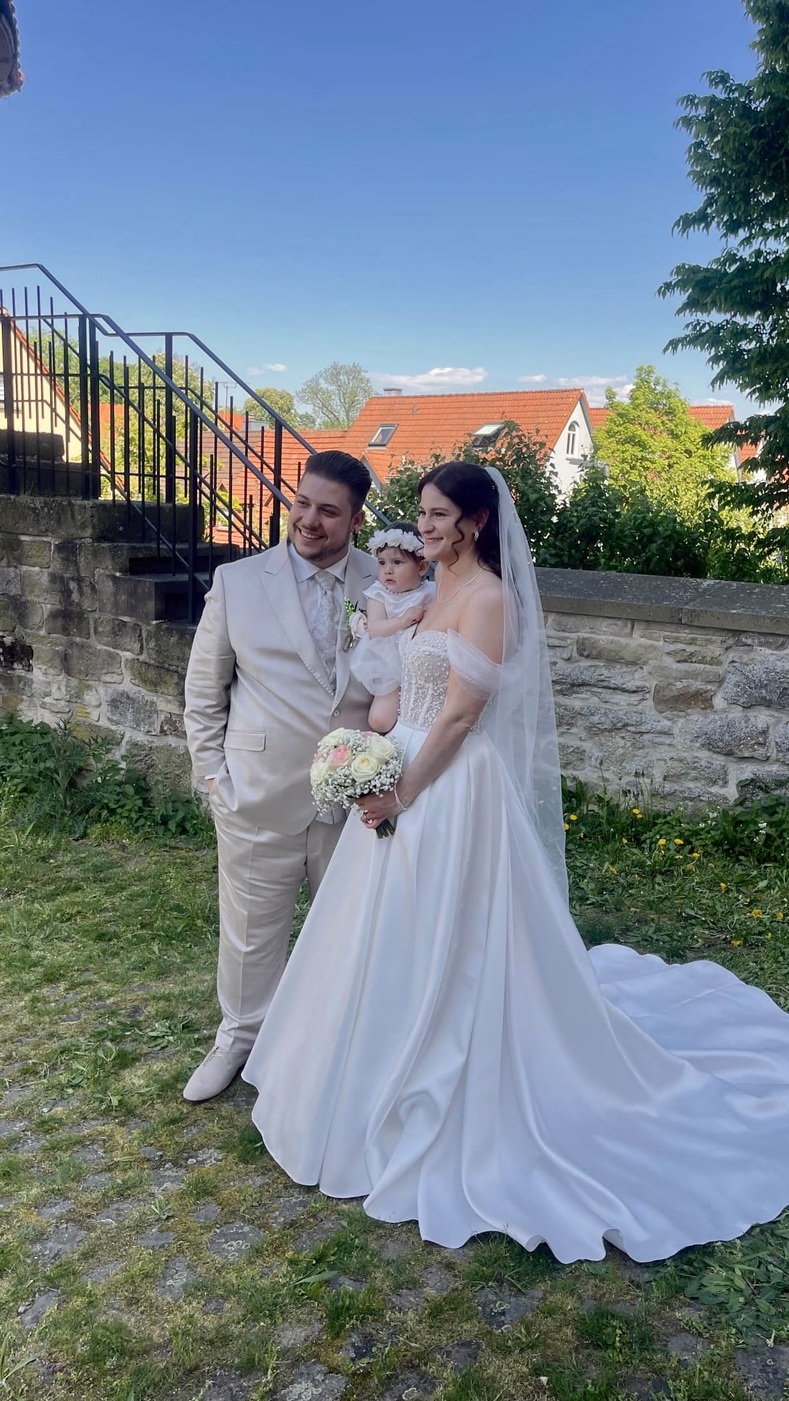 Schritte zum Altar, getragen von Musik. Ein Vater, der loslässt. Ein Bräutigam, der auffängt. Und ein Moment der bleibt.💜
Diesen Moment zu begleiten, ist für mich jedes Mal etwas Besonderes: Wenn die Braut ankommt, die Blicke sich treffen und die Emotionen überlaufen. I love it!!
#Hochzeitssängerin #Einzug #Gänsehautmomente #Trauung #braut #kirchlichetrauung #brautvater #athousandyears #liebe