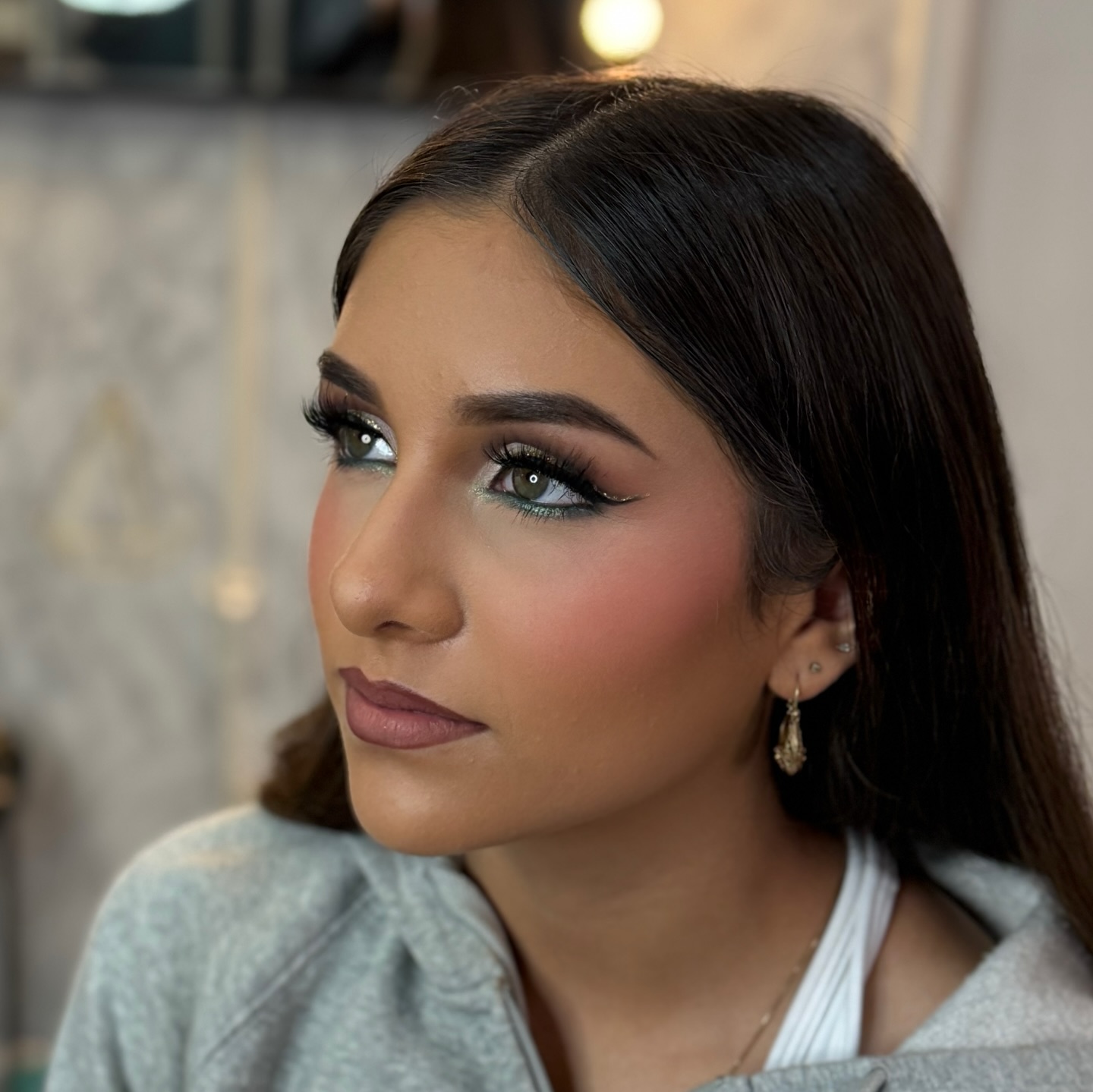 Swipe!!! Trust us on this one!! Emerald Smokey + a Cut Crease
Artist @bellawithcarmen
•
#mua #makeup #beauty #tips #tricks #beautytips #womenowned #fyp #eyemakeup #lashes #contour #beforeandafter #phoenixmakeupartist #phoenixmua #arizonamakeupartist #arizonamua #arizonabrides #bridalmakeup #brides #makeupclasses #makeuptutorial #hair#makeuplooks #bellamakeup #teambellamakeup