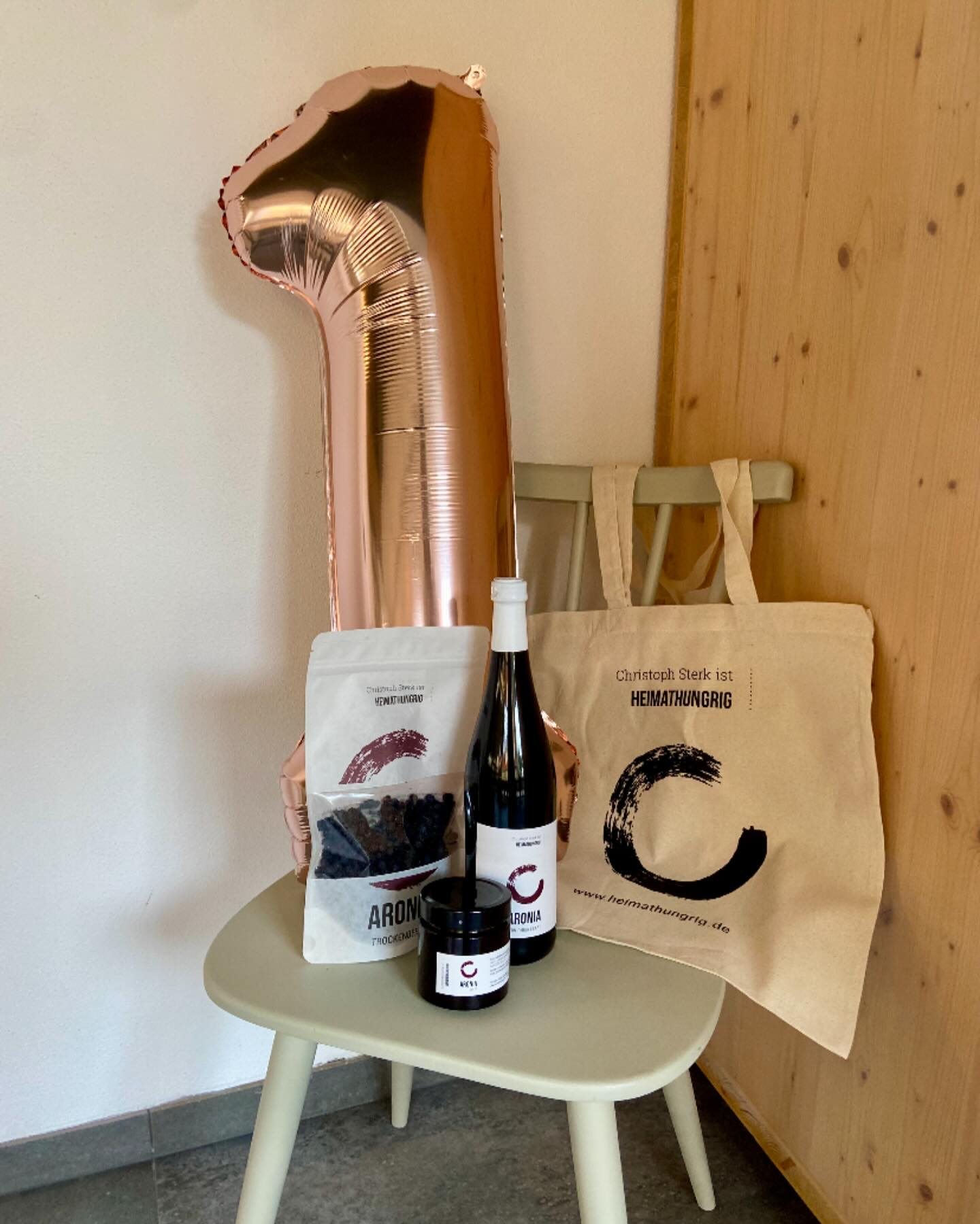 🎉🎈 Gewinnspiel zum einjährigen Jubiläum unseres Hofladens und Cafés! 🎈🎉
Wir möchten uns bei euch für ein fantastisches Jahr bedanken und feiern das mit einem tollen Gewinnspiel! 🎁
Zu gewinnen gibt es einen Jutebeutel von Heimathungrig, gefüllt mit köstlichen Leckereien: einer Flasche Aronia-Saft, hochwertige Aronia-Trockenbeeren und einem aromatischem Aronia-Gelee! 🍇✨
So könnt ihr teilnehmen:
🖤 Folgt uns auf Instagram.
🖤 Liked diesen Post.
🖤 Liked die letzten drei Beiträge.
Das Gewinnspiel endet am 10.05.2025!
Der Gewinner wird per Zufallsgenerator ausgelost und privat benachrichtigt.
Das Gewinnspiel steht in keiner Verbindung zu Instagram und wird weder gesponsert noch unterstützt.
Wir freuen uns über eine zahlreiche Teilnahme und wünschen euch allen viel Glück! 🍀
#hofladen#café#jubiläum #gewinnspiel #heimathungrig #aronia #leckereien#superfood#regional#vielglück🍀