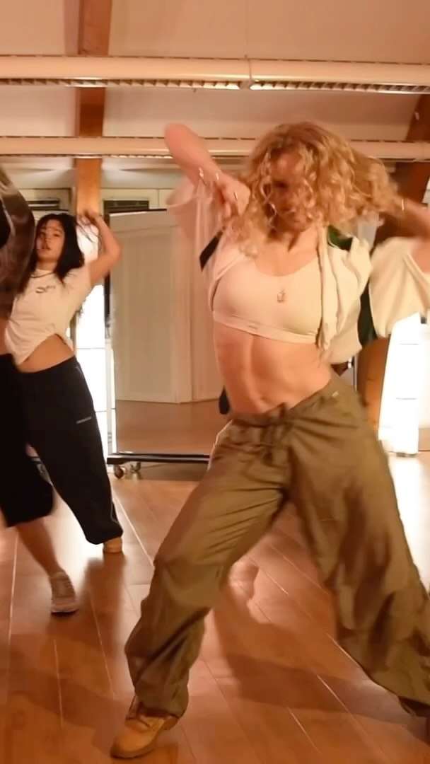 This songggg 💭
Choreography: @thisisgoaldigger
Dancers: @bcisters @sofialuchen @_alba_laci
Video: @chris.alvar
Studio: @empire.dance.vienna
#dance #wien #choreography #choreo #fyp #dancegroup