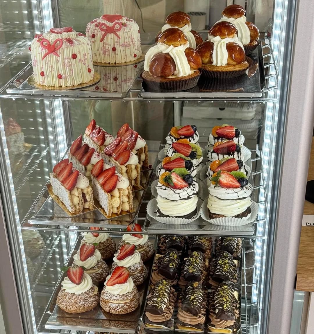 Maminkám vše nejlepší k svátku. Připraveny dezerty,dorty,čajové pečivo #denmatek #jahodovedortiky #sladkepohladi