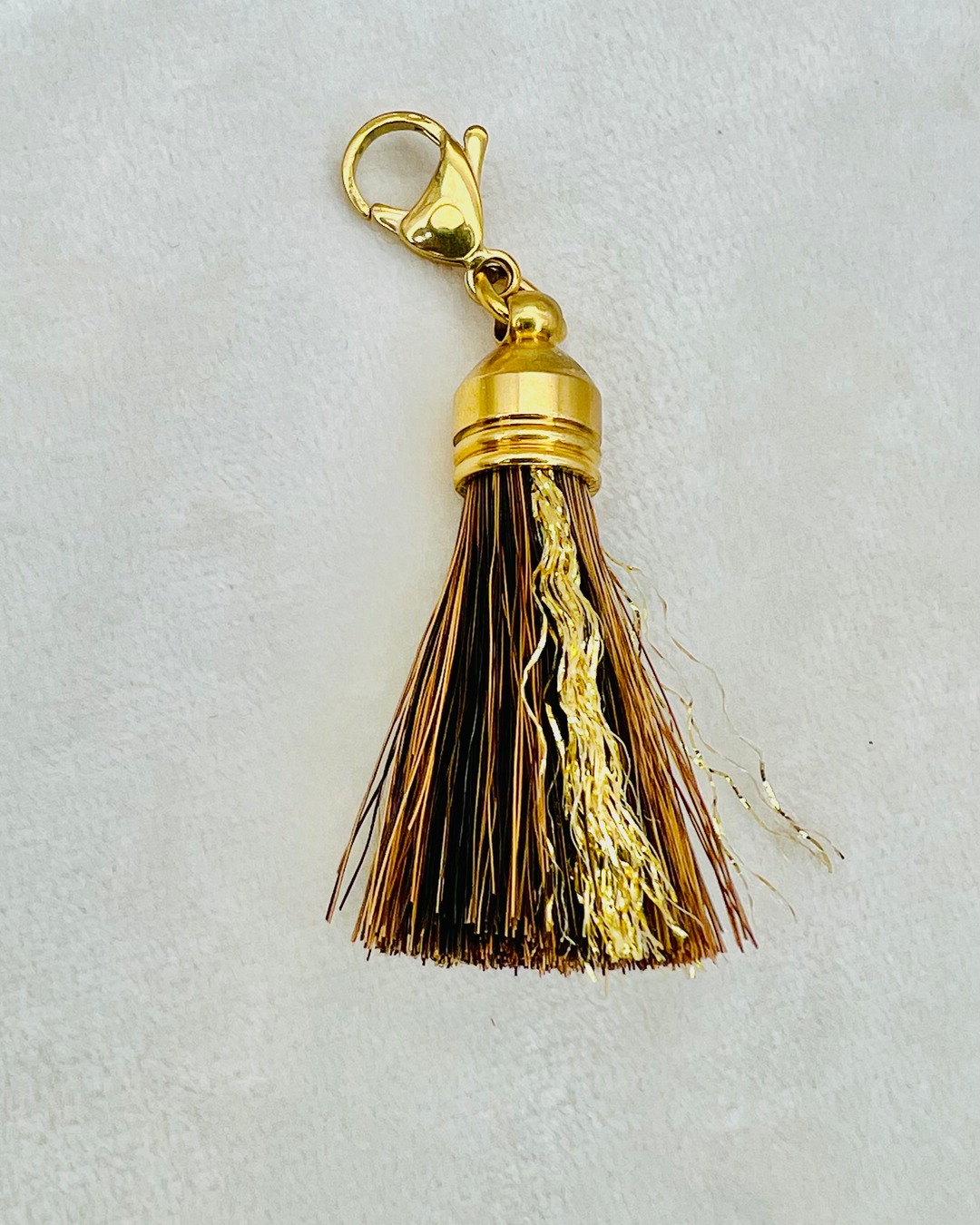 TOUT NOUVEAU
🎀 Le Petit Porte-Crin vient d'arriver, il est là pour mettre du baume au coeur à votre quotidien ! Fabriqué avec soin, ce bijou symbolique en acier inoxydable est parfait pour être accroché n'importe où. Commandez-le dès maintenant et faites-vous plaisir !
Link in Bio #Bijoux #PetitPorteCrin #Style #bijouencrin #pompon de crin
#cheval #crin #crins #horselovers