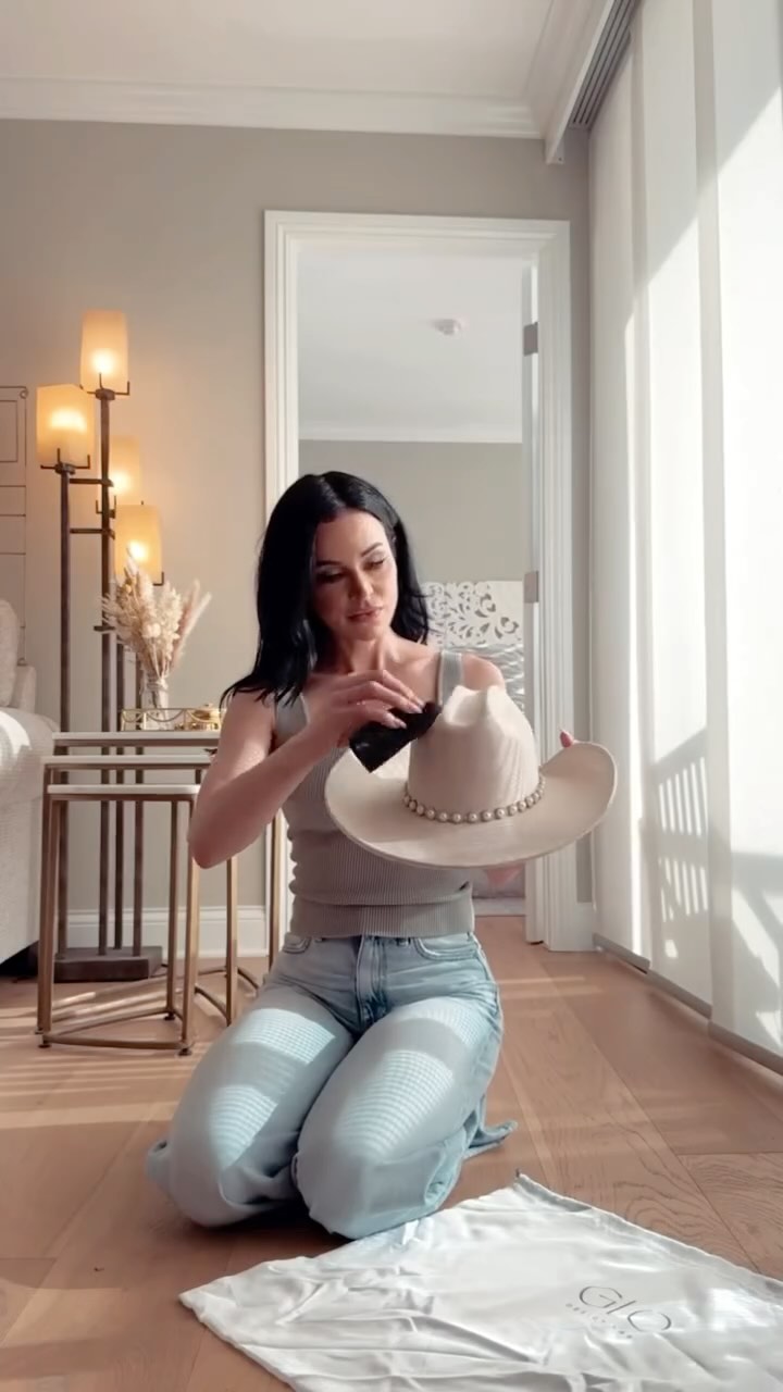 The difference is in the details ~ handcrafted by me with you in mind 🤠🤍
Custom hat bar pop-ups coming soon! 🤠
#westernfashion #hatbar #rodeofashion