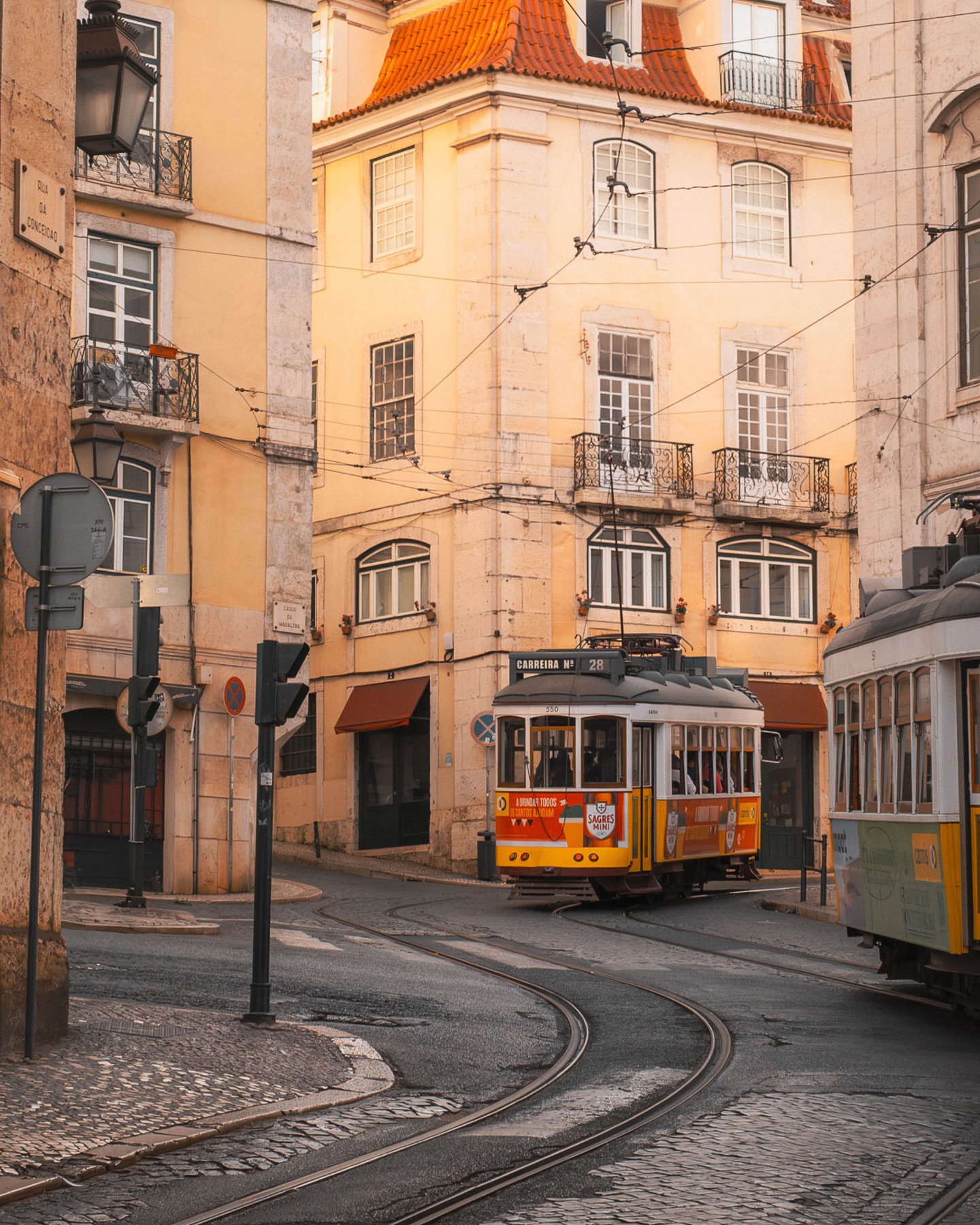 Welcome to Lisboa.☀️🚋
Die typischen gelben Straßenbahnen sind ein Wahrzeichen Lissabons und prägen seit Anfang des 20. Jahrhunderts das Stadtbild. 💛 Besonders die Linie 28 fährt durch historische Viertel und bietet eine einzigartige Perspektive auf die Stadt. Trotz moderner Alternativen sind sie bis heute ein wichtiges Verkehrsmittel in der portugiesischen Hauptstadt und ruckeln und quietschen unermüdlich bergauf und bergab. ☀️🚋
Wenn ihr übrigens mit der Linie 28 fahren möchtet, dann solltet ihr am besten schon morgens einsteigen. Die Linie ist sehr beliebt und die Plätze sehr begrenzt.☺️
.
.
#Lissabon #Straßenbahn #Elétrico28 #Portugal #Städtetrip #Reiseinspiration #Travellisbon #HistorischUnterwegs #Reiseblog #reiseinspiration #FotografieLiebhaber #Reiseabenteuer #Stadtfotografie #TravelEurope #Wanderlust #Reiselust #Reisefotografie #Cityscape #ExploreMore