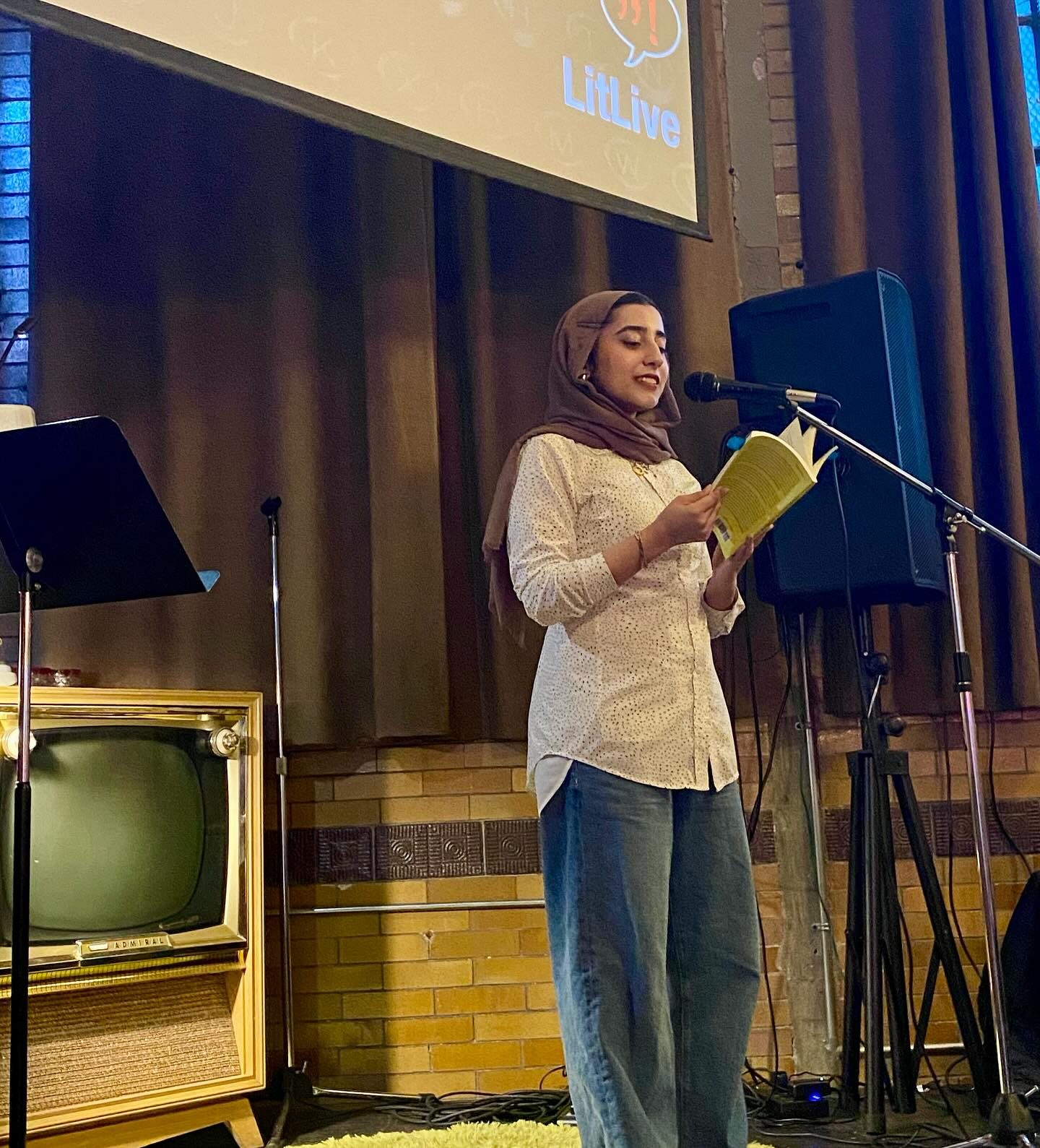Snapshots from the May Lit Live where our four brilliant authors @farah.ghafoor @rjsinto @amanda.leduc & Adnan Khan BANISHED THE SHADOWS with their words. 🎤📖🎤 From #sciencefiction to #poetry to #litfic full of magic, humor, grit, and heart.. these writers lit up the @thestaircase stage. #readingseries #literaryevent #writingcommunity #hamont #canlit
