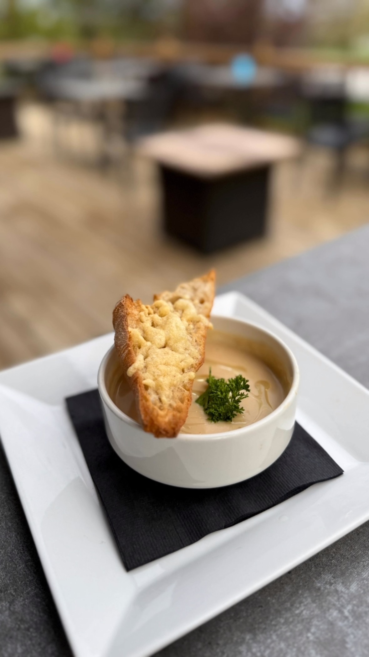 Nouveau sur le menu printemps: Délicieux potage de céleri rave.
New on the Menu: Delicious Celery Root Soup