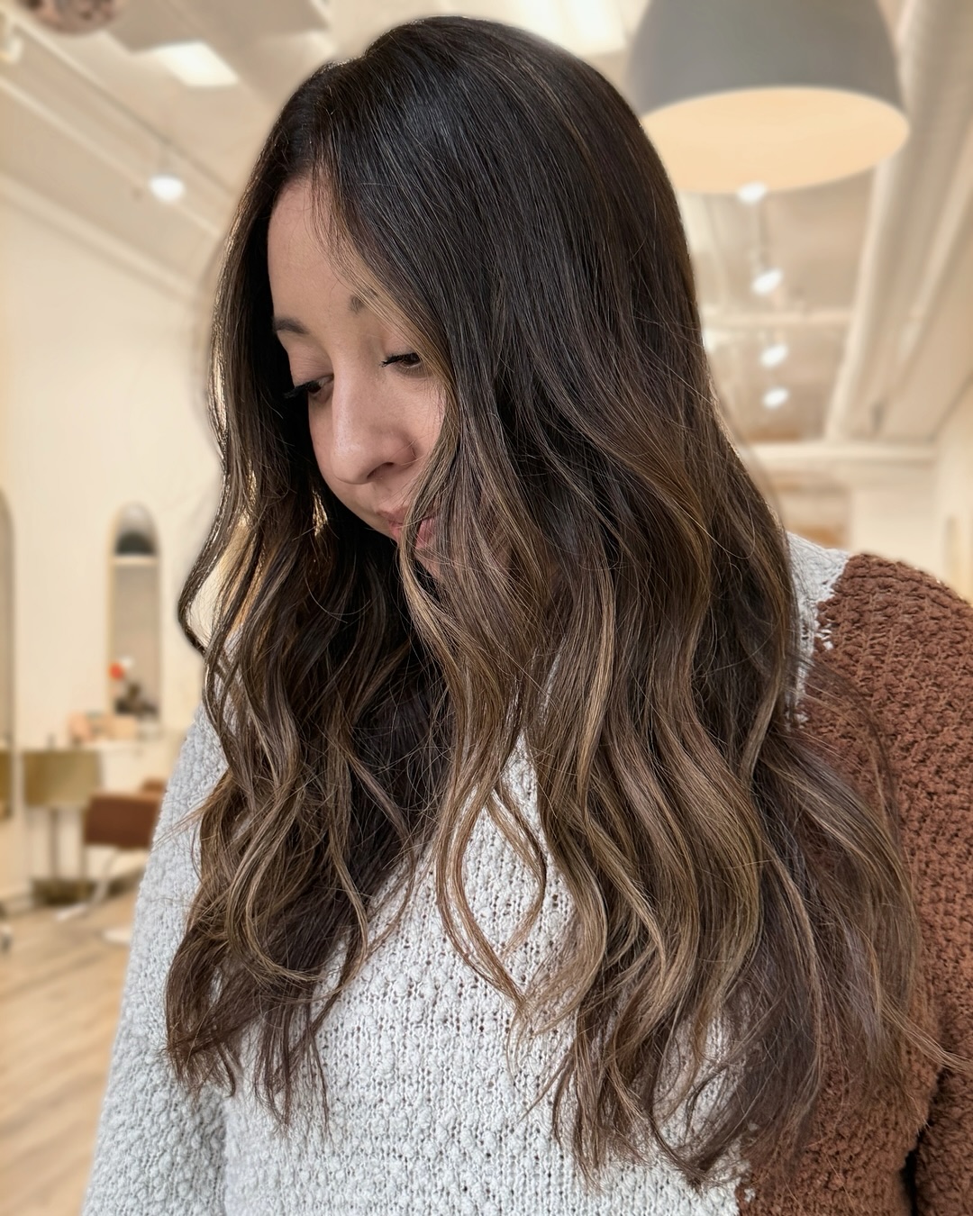 Gray blending without the harsh root line? Yes please 🙌🏼
⠀⠀⠀⠀⠀⠀⠀⠀⠀
Demi-permanent color = soft coverage, natural shine, and a lived-in grow out you’ll love.
On Karen, we also sprinkle in some highlights for a lil’ pop and extra dimension 😍
⠀⠀⠀⠀⠀⠀⠀⠀⠀
Swipe to see what her roots look like when she comes in, and then a closeup of after coloring