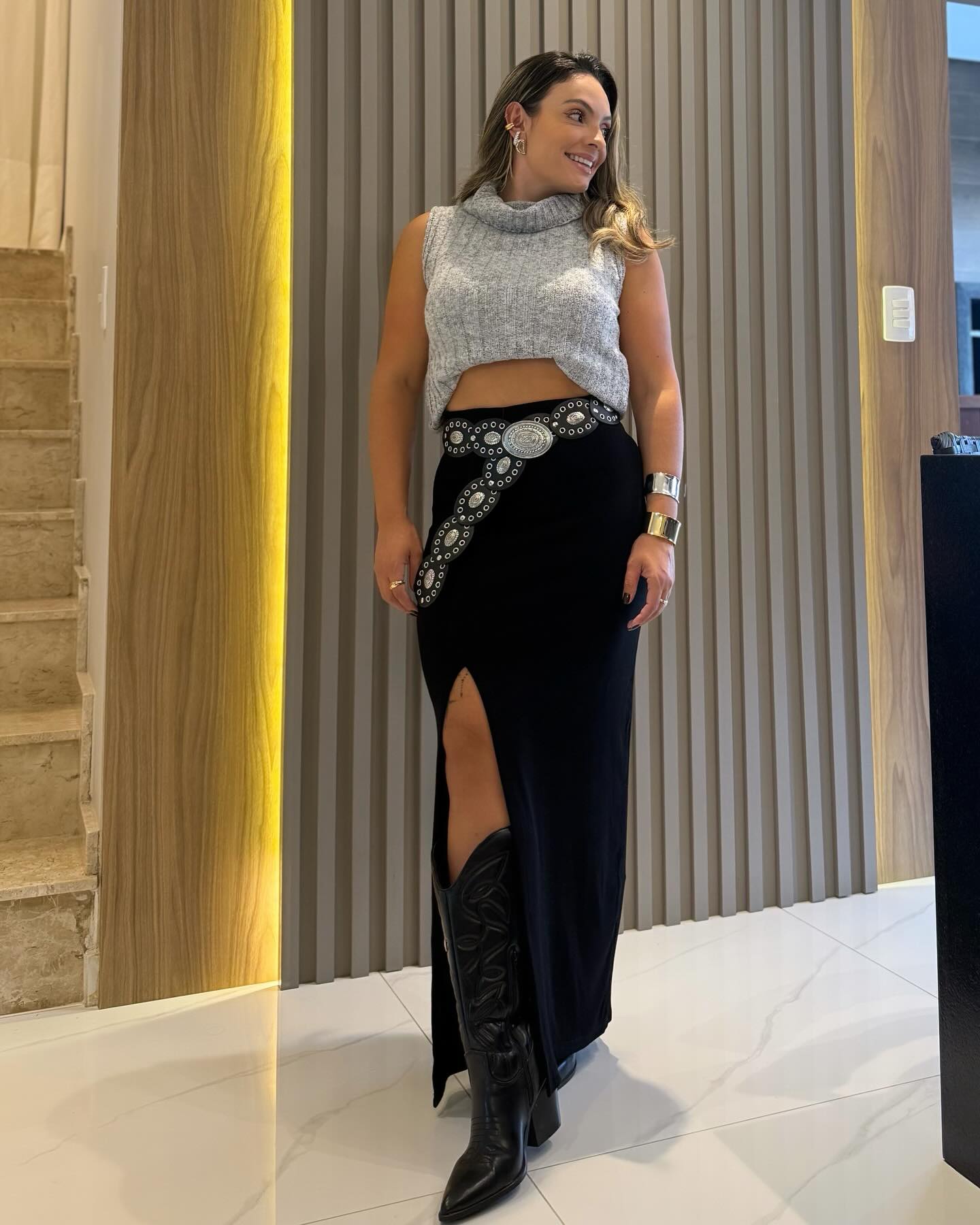 Look do dia com pegada fashion e muuuito estilo!
To apaixonada nesse cropped de tricô — quentinho na medida certa e com essa gola que abraça!
A saia longa com fenda frontal é tudo! Super versátil, alonga a silhueta e ainda deixa a produção mais poderosa.
E o cinto? Um escândalo! Estilo western com aplicação metálica pra fechar o look com chave de ouro.
Quem aí usaria esse combo? Me conta! 🩶🖤✨
Saia canelada TAM U 160$
Cinto 250$
Blusa tricô mousse TAM U 140$