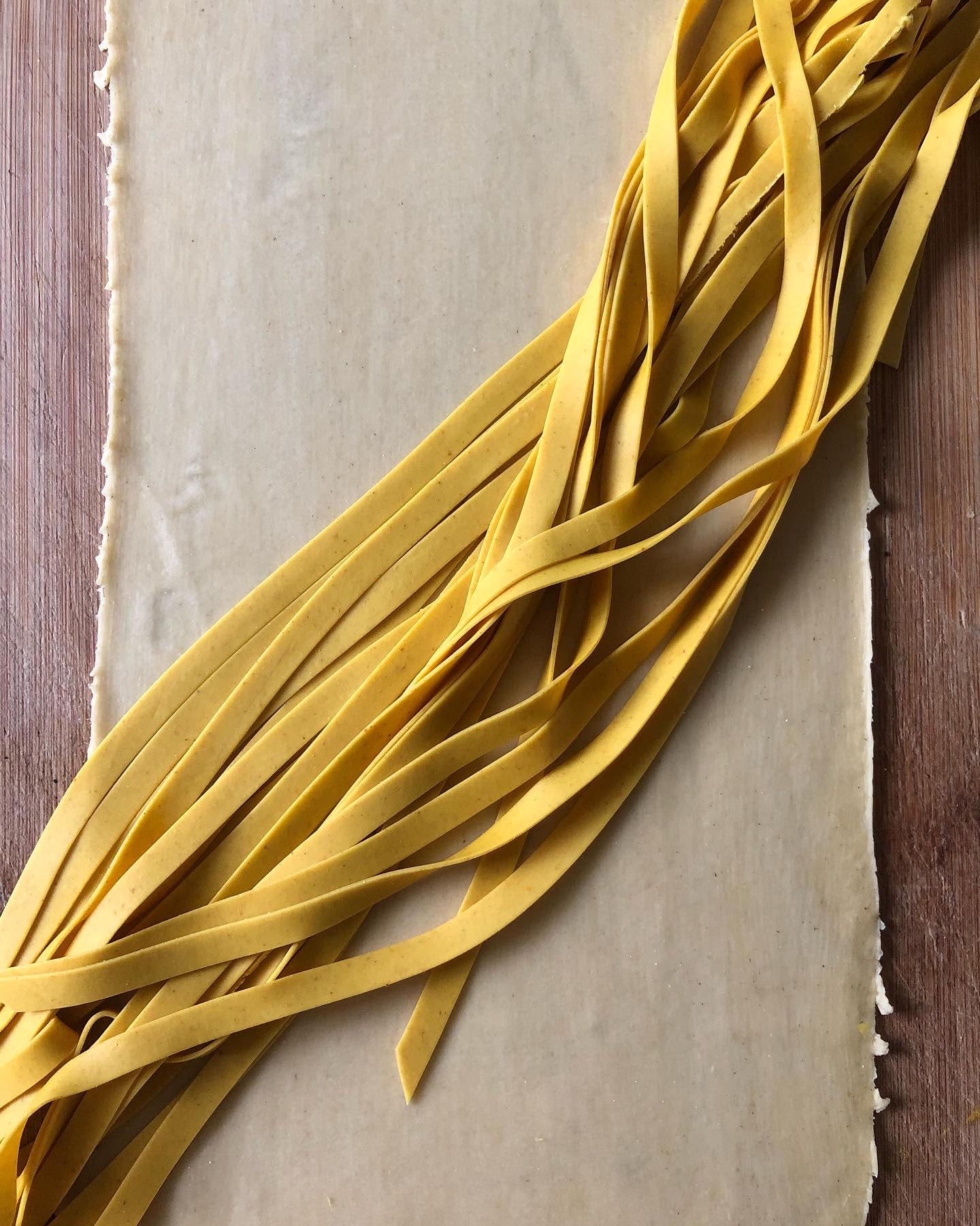 Want to make the perfect striped pasta dough? All you need is your classic egg dough, prepared in two colors. If don’t have a favorite egg pasta dough recipe yet, you’re lucky, the one on the @homemadepastastudio pasta making 101 section is simple and turns out great every time. Halve the recipe and add a coloring agent (I used a teaspoon of turmeric powder for this vibrant yellow) to one half before starting to incorporate wet and dry ingredients. Then sheet and cut your colored dough into fettuccine and layer it neatly across the plain dough. Firmly press down with your hands and feed through the pasta machine again for beautiful stripes 🤍💛
•
•
•
•
•
#freshpasta #pastafresca #homemadepasta #pastalovers #foodie #eattheworld #foodforthesoul #goodmoodfood #pastalover #feedfeed #italiancooking #onmytable #girlswithgluten #chosepasta #foryoupage #explore #workshop #pastatools #italiantools #brasspastatools #madeinitaly #stripedpasta #pastadough