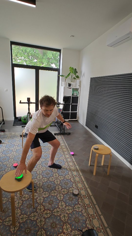 Anderhalve maand geleden heb ik vanop de eerste rij kunnen meemaken hoe Koen zijn achillespees scheurde. Ondertussen werken we samen keihard aan de lange revalidatie met mobiliteitstraining, krachtopbouw en stap voor stap naar explosiviteit. Ons doel: terug het basketbalveld op, sterker dan ooit. 🏀 #basketbal #sportrevalidatie