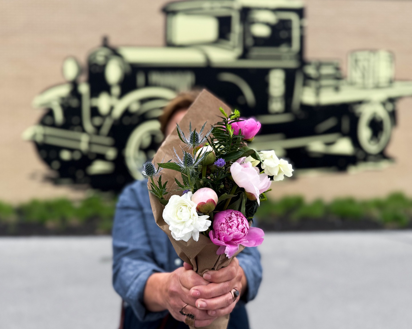 🌸 JUST IN TIME FOR MOTHER’S DAY 🌸
Starting this weekend, @solaceflowerfarm is popping up here at The Garage Food Hall every Friday and Saturday from 12–5PM all spring and summer long!
Swing by this weekend starting May 9th to grab fresh flowers and seasonal blooms, perfect for Mom, yourself, or just because.
Find them inside The Garage and make it a weekly tradition to treat yourself to something blooming beautiful. 💐