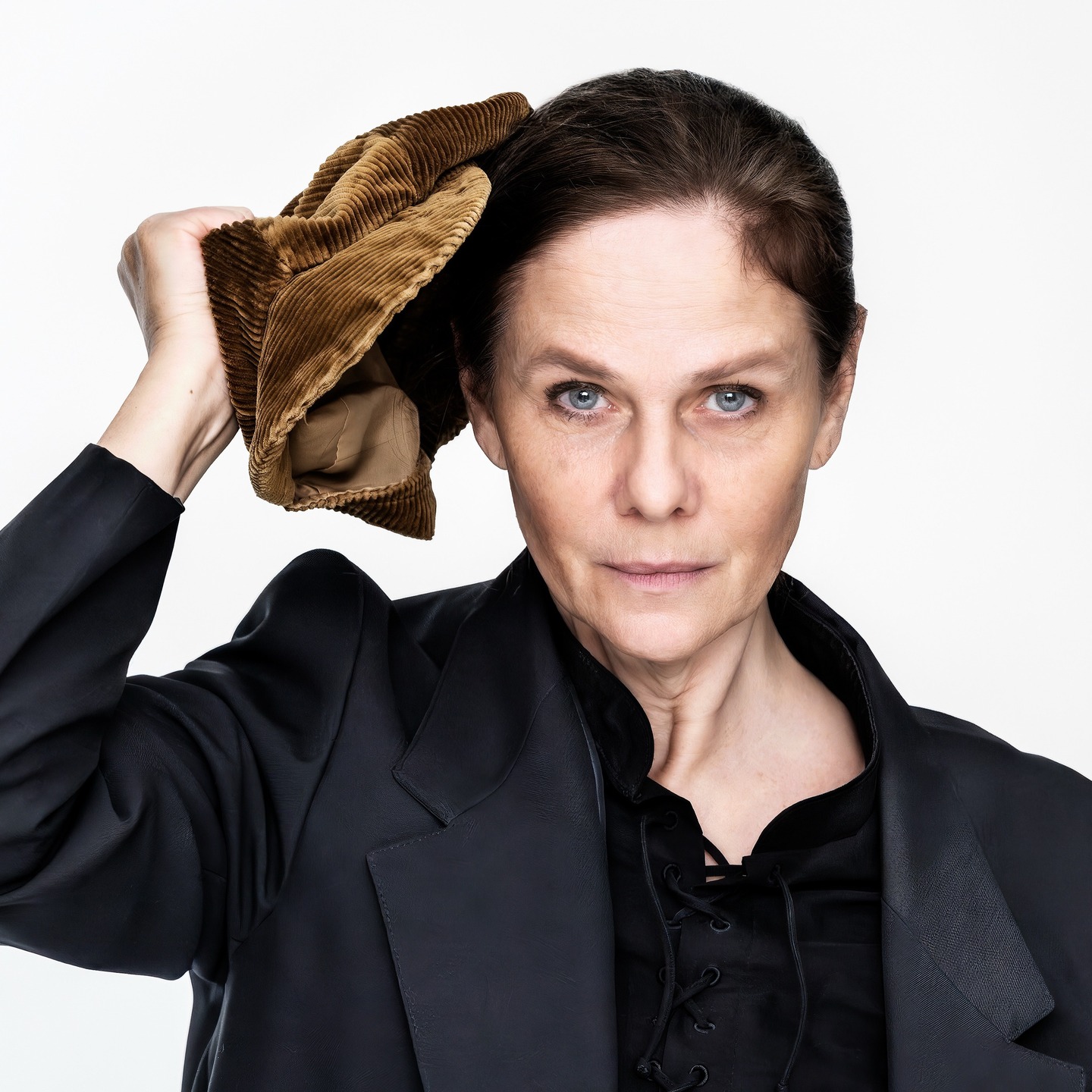 Nu har föreställningen u&me urpremiär 16–18 maj på Stadsteatern – en intim soloföreställning av och med Teresia Björk @teresia.bjork . Med dans, komik och närvaro rör hon sig mellan ett väntrum, ett vardagsrum och en inre värld fylld av vatten, skog och sten.
u&me handlar om ensamhet, kontakt och inlevelse. Om att försöka förstå sig själv genom att möta andra – och vad som händer när fantasin blir den enda platsen där dialog är möjlig. Verket bjuder in publiken till ett rum där gränsen mellan verkligt och imaginärt långsamt suddas ut.
Biljetter finns på @kulturhusetstadsteatern
Med ett enkelt bord, divan och några föremål byggs en vardag upp, bit för bit, parallellt med en annan verklighet – ljud, ljus och bild samspelar i en suggestiv koreografi där det lilla får ta plats.
Av och med: Teresia Björk
Musik: Stefan Johansson
Ljus: Aron Karvonen & Joakim Jaeger
Animationer: Jonas Johansson
Foto: Håkan Larsson
Röst/Ljud: Teresia Björk