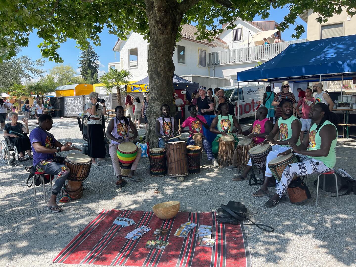 ☀️ Side Events am Reeds Festival 2025 ☀️
Rund um die Reeds-Bühne ist das Programm schon fast ebenso gross. 😁 Strassenkonzerte, Trommel- und Feuershows, Reeds for Kids - wir freuen uns auf ein kunterbuntes Reeds-Wochenende!
https://www.reeds-festival.ch/sideevents
#reedsfestival2025 #reedsfestival #reedsfamily #pfäffikonzh #pfäffikersee