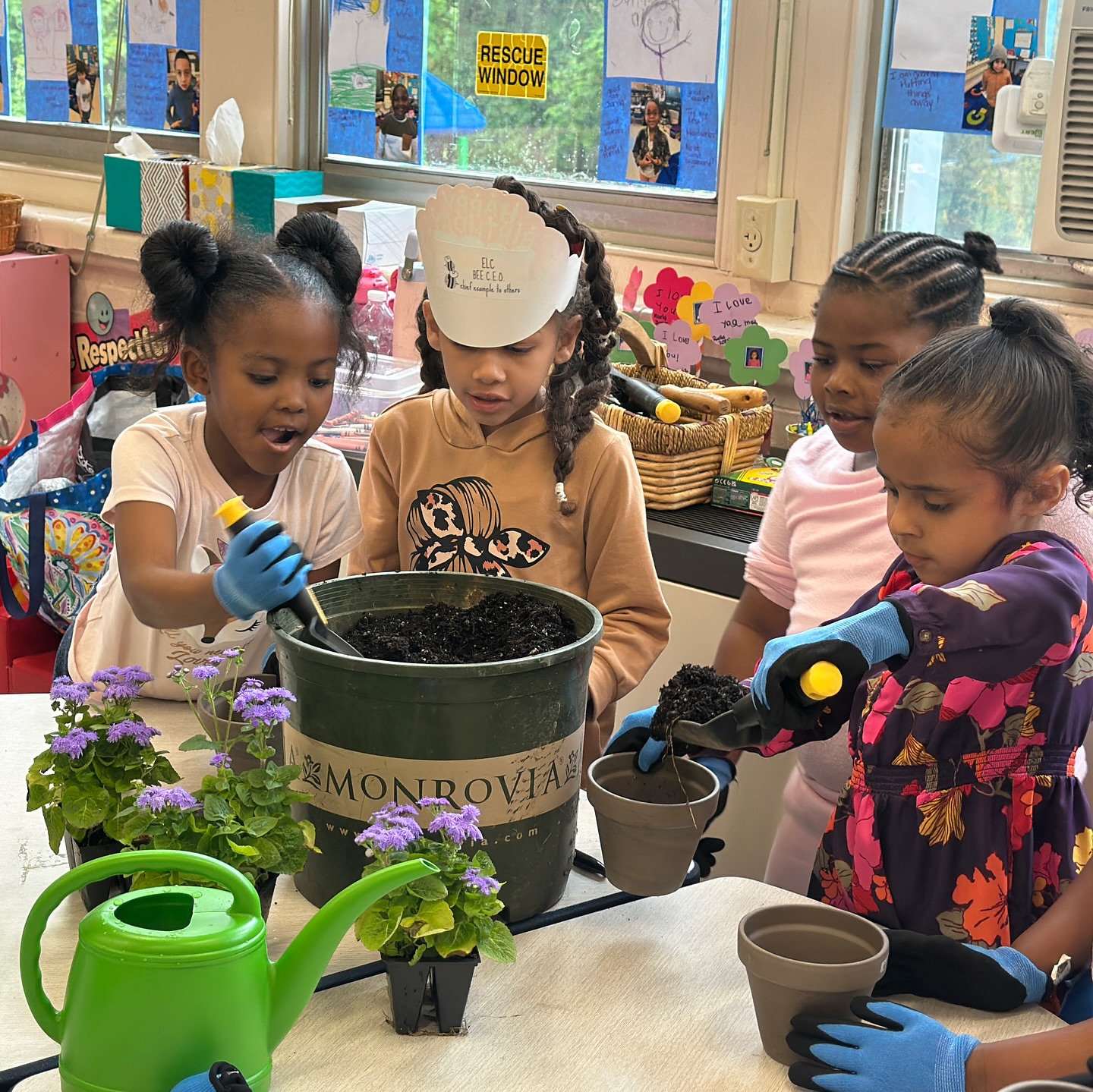 When we connect with the Earth from a young age, we develop a lasting appreciation for her. As a new season begins, we give thanks for moments like these—when children engage with plants and explore the natural world. After a week of much-needed rain, we were grateful for a break in the weather that let us bring class indoors and plant flowers just in time for Mother’s Day 🌸