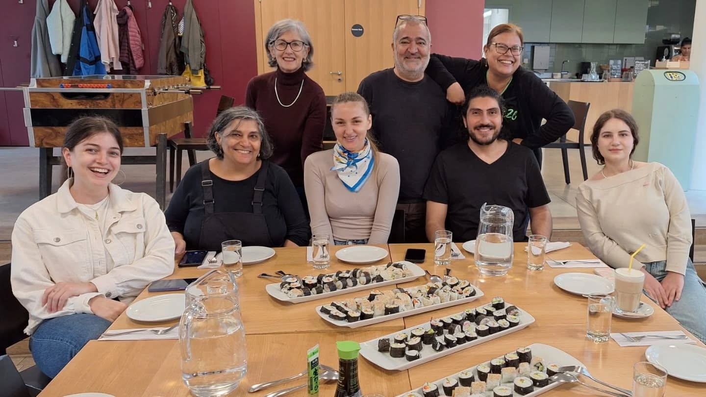 Sushi with Walid
What a delicious and learning-filled morning featuring Cultural Lab we shared this week! Thanks to Walid for guiding us step by step in creating homemade sushi with so much patience, technique and heart.
From the first rolls to the last smile around the table... that's community cooking. Thank you to everyone who joined us for this delicious experience!
Did you miss it? Don't worry, the next session is on 20 May. We look forward to seeing you to continue discovering flavours from around the world!
----
Sushi mit Walid
Was für ein köstlicher und lehrreicher Vormittag mit dem Cultural Lab, das wir diese Woche veranstaltet haben! Vielen Dank an Walid, der uns Schritt für Schritt und mit viel Geduld, Technik und Herz bei der Herstellung von selbstgemachtem Sushi angeleitet hat.
Von den ersten Brötchen bis zum letzten Lächeln am Tisch... das ist Gemeinschaftsküche. Vielen Dank an alle, die uns bei diesem köstlichen Erlebnis begleitet haben!
Hast du es verpasst? Keine Sorge - die nächste Sitzung findet am 20. Mai statt. Wir freuen uns auf dich, um weiterhin Aromen aus aller Welt zu entdecken!
----
Sushi con Walid
¡Qué mañana tan deliciosa y llena de aprendizaje compartimos esta semana con Cultural Lab! Gracias a Walid por guiarnos paso a paso en la creación de sushi casero con tanta paciencia, técnica y corazón.
Desde los primeros rollos hasta la última sonrisa alrededor de la mesa... eso es cocinar en comunidad. ¡Gracias a todos los que nos acompañasteis en esta deliciosa experiencia!
¿Te lo perdiste? No te preocupes, la próxima sesión es el 20 de mayo. Te esperamos para seguir descubriendo sabores de todo el mundo.
#ETKultur #KitchenLab #interAct #integrationstadtzürich #cookshareenjoy #joinus #zurichactivities