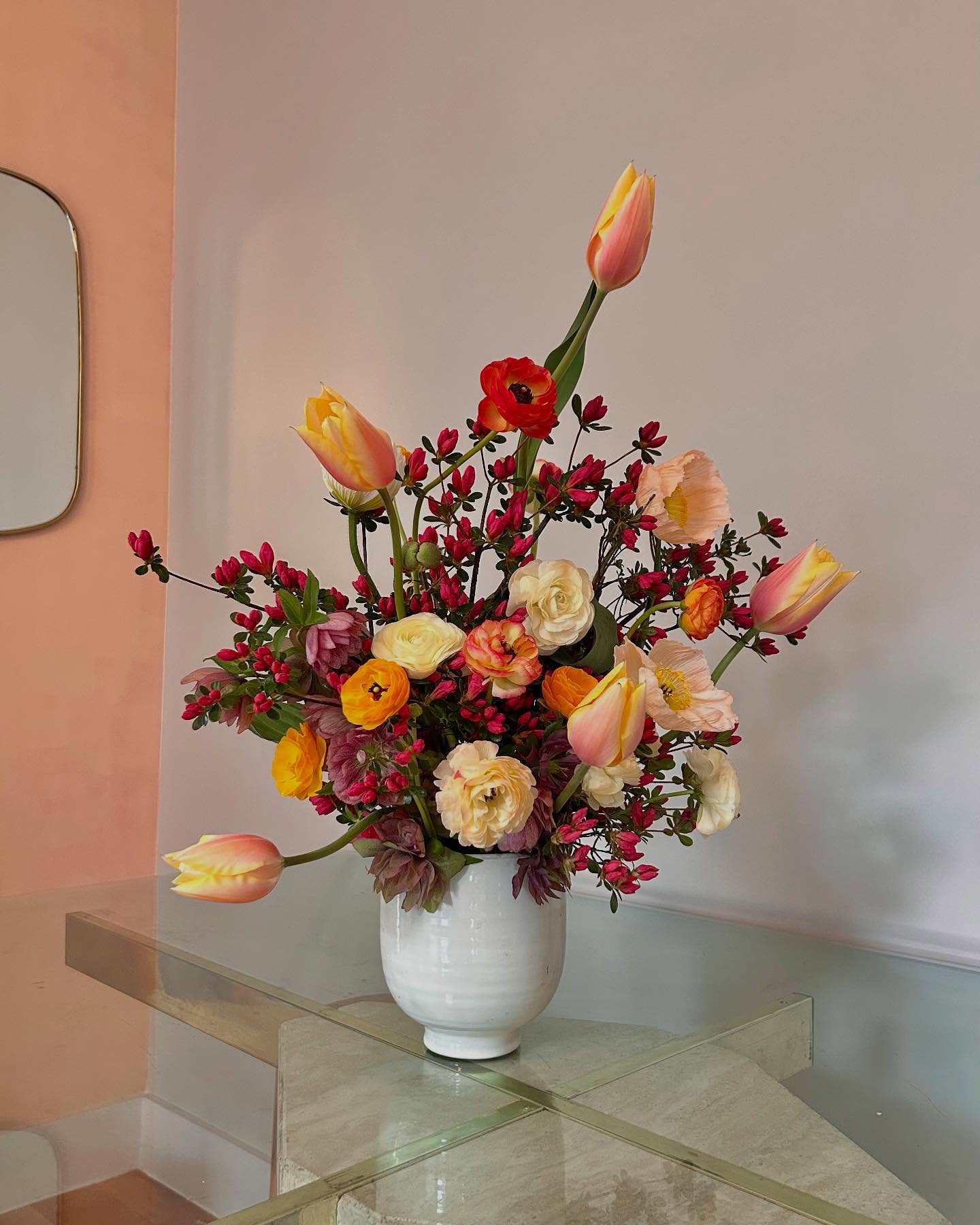 Special delivery made entirely with regional, pesticide-free flowers from @floweraggregate
The recipient of this arrangement has a long legacy of supporting women entrepreneurs and so it felt right to use blooms flowers primarily grown by women farmers.
Big thanks to @bloomcourtfarm @many_graces @seedonhudson for stewarding such beautiful product. And to the angels at Flower Aggregate for making it accessible to all of us in NYC 💞