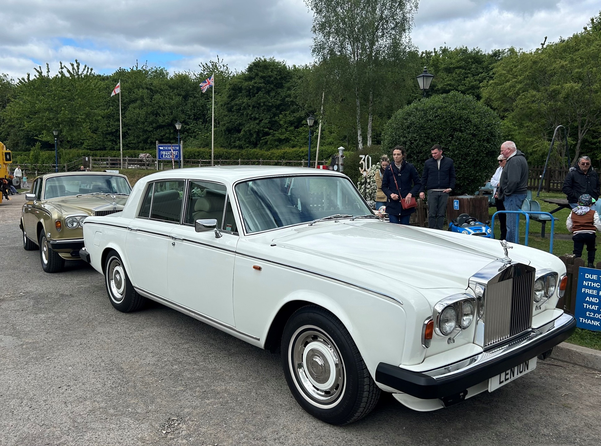 We enjoyed taking our white & gold RR Silver Shadows to the classic car meet at Ruddington at the weekend.
Favourite other cars included a special owner built Austin 7 and a nicely weathered Ford Zodiac convertible!
#lentonlimousines
#nottinghamtransportheritagecentre