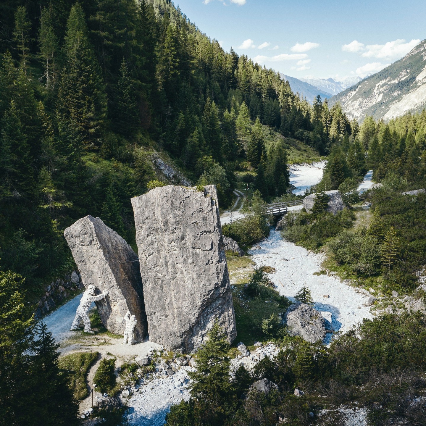 Naturdenkmal mit Geschichte – der Gespaltene Stein im Stubaital erinnert an die Kraft der Natur und die Legenden der Berge. #gespaltenerstein #stubaital #wildewasserweg #naturschauplatz #tirolnatur #bergmythen #alpenabenteuer #lärchenlodge #wandernintirol #kraftort