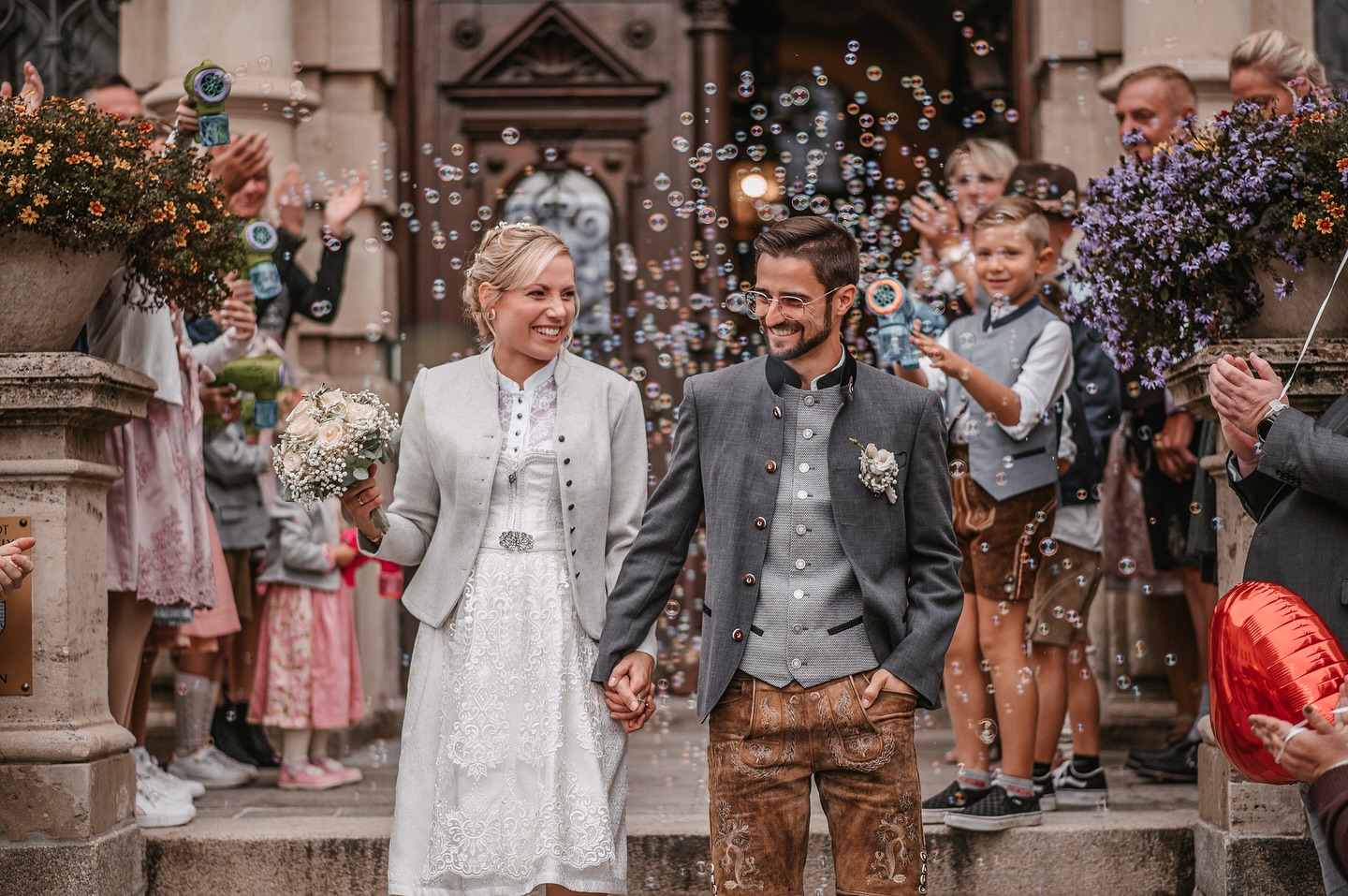 YES to forever 💍 Ich durfte die beiden letztes Jahr bei ihrer standesamtlichen Trauung begleiten – ein ganz besonderer Tag, ehrlich, authentisch und voller Liebe. Und all das inmitten dieses wunderschönen Standesamtes. Ich war zum ersten Mal dort und war einfach geflashed! 🥹
Und jetzt darf ich auch ihre große Hochzeit im September festhalten – und ich kann euch gar nicht sagen, wie sehr ich mich darauf freue.
Noch mehr Emotion, noch mehr Menschen, noch mehr von dem, was wirklich zählt.
Wenn Paare mich ein zweites Mal buchen, fühlt es sich nicht nur wie ein Auftrag an, sondern wie ein echtes Vertrauen.
Ich sehe euch, ich erinnere mich, und ich darf weitermachen, wo wir aufgehört haben. Das liebe ich an meinem Job ❤️
.
.
.
#hochzeitsfotografie #standesamtliebe #standesamtshooting #hochzeitsfotografin #hochzeitsfotos #lovestory #authenticwedding #couplesession #hochzeitsmomente #echtemomente #intimehochzeit #emotionalwedding #trueconnection #loveinframes #realmoments #timelesslove #yesmoment #hochzeitkaufbeuren #standesamtkaufbeuren #allgäuhochzeit #hochzeitimallgäu #allgäuliebe #kaufbeurenliebe #allgäufotografin #weddingphotography #weddingmoments #weddinginspo #weddingday #couplegoals #brideandgroom