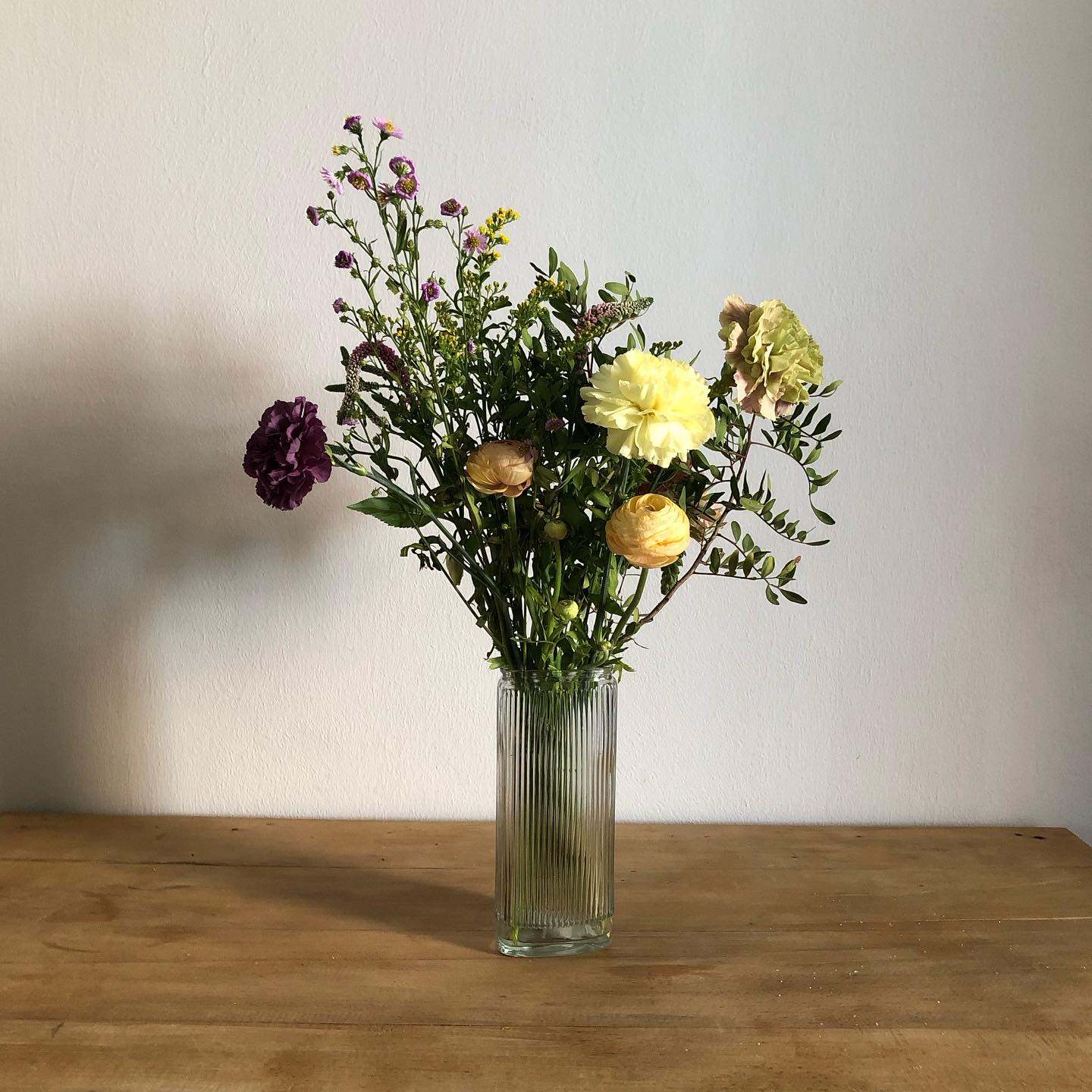 In letzter Zeit dachte ich über das Thema „dienen“ nach. Vor allem im beruflichen Kontext dachte ich bislang: Wie kann ich meinen Lebensunterhalt verdienen? Was macht mir Spaß?
Inspiriert durch ein Buch durfte ich eine neue Sichtweise kennen lernen: Wie kann ich dienen? Wow. Diese Sichtweise ändert so einiges. Auf einmal fällt mir auf, wie viele da draußen der Gesellschaft, ihren Mitmenschen mit dem, was sie kreieren, dienen:
Eine Bäckerei mit Backwaren.
Ein Café mit Kaffee, Snacks und schöner Atmosphäre.
Eine Boutique mit Kleidung.
Ein Supermarkt mit Lebensmitteln.
Der Fußball mit Unterhaltung.
Und nicht nur da draußen wird gedient. Auch im Privaten findet es statt.
Ich diene, wenn ich den Abwasch mache.
Ich diene, wenn ich ein Mittagessen koche.
Ich diene, wenn ich mein Baby stille.
Ich diene, wenn ich meinem Partner zuhöre, wenn er vom Tag erzählt.
So habe ich bislang nicht gedacht. Ich mag diese Sichtweise. Sie motiviert. Sie ist leicht. Sie verbindet.
Denkt ihr in der wie-kann-ich-dienen Sichtweise?
(Inspiration durch das Buch „Vier Worte“ von Nina Brockmann, the gnani.)
*Anzeige unbezahlt