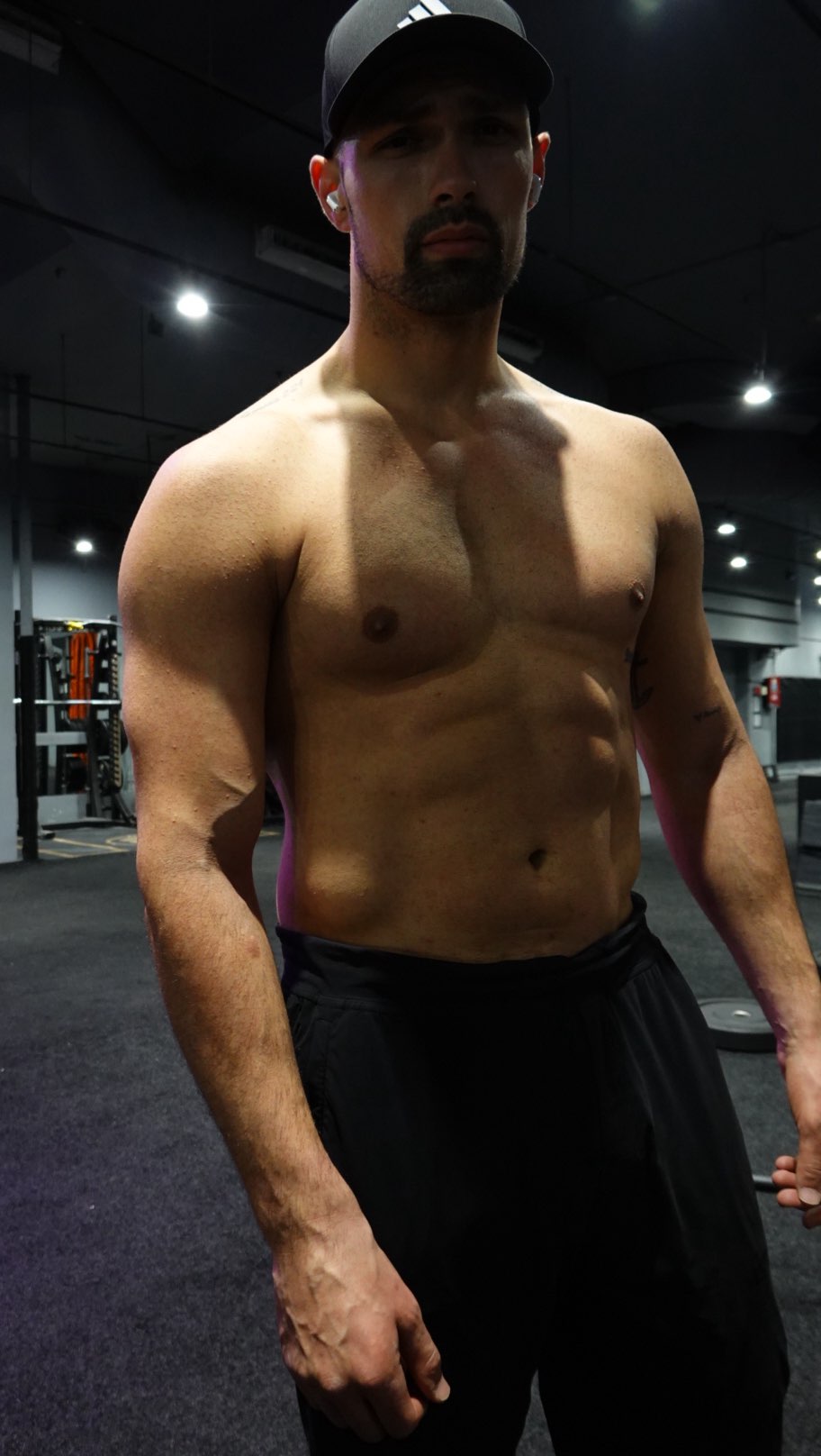 With all the hours in the day, I try to take atleast 45mins for myself…and with that it’s a mental/physical release!
I’ve really started to enjoy solo hybrid training with the prime focus of building functional strength. These days entail some type of cardio mixed with strength & explosive movements. The best part about these workouts is I make it up as I go based on where I need more work. @hyroxamerica has been a driving force with my solo workouts and I’ve been able to burn upwards of 600-700 calories within a 45-50 minute time frame.
If you go into a workout with the mindset of I don’t want to do this, it’s okay! I do too, but you gotta get the engine moving some way shape or form! Loved training in the NEW @adidas RAPIDMOVE ADV 2 HIIT SHOE ⚡️