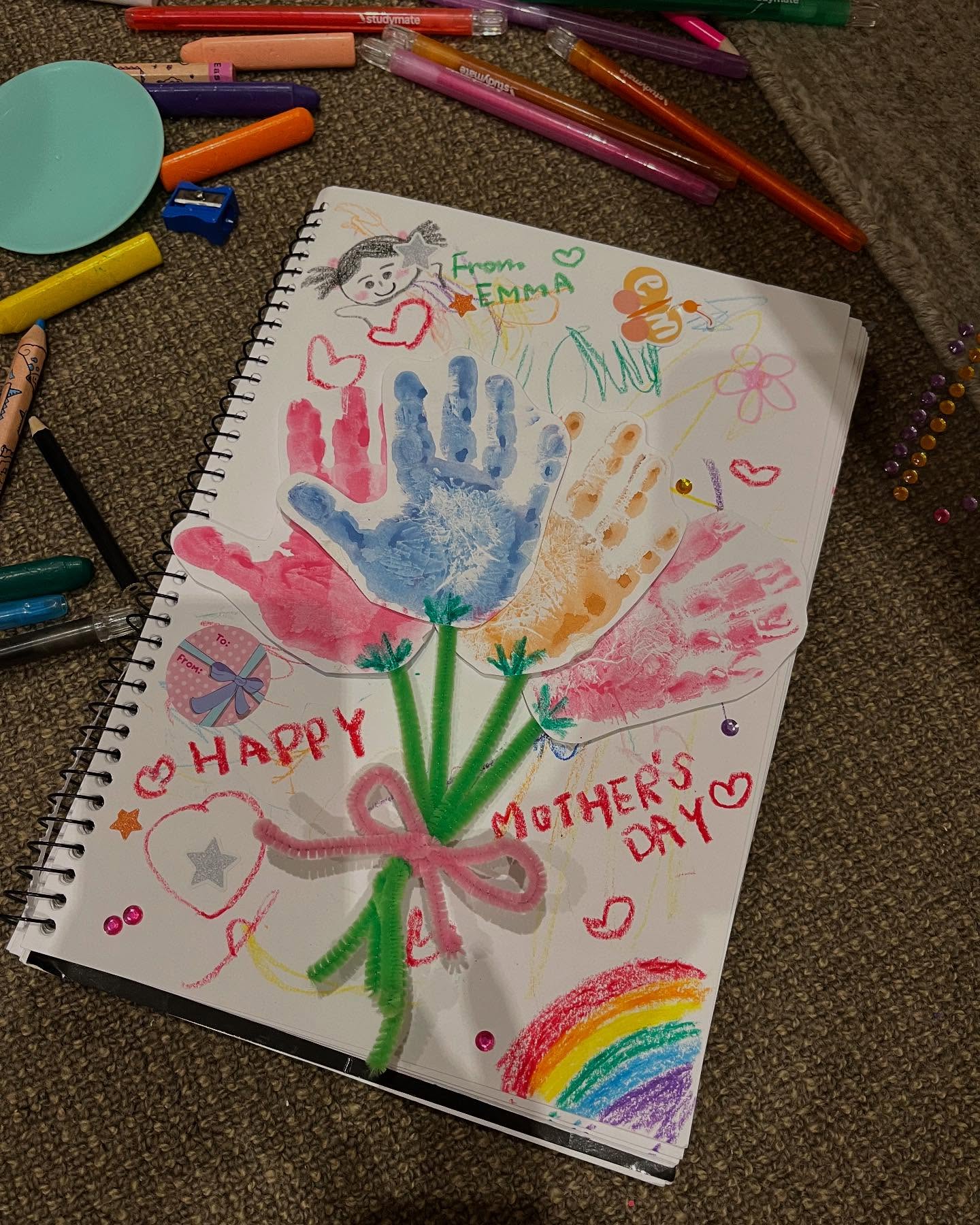 🌸 Mother’s Day Craft Time! 🌸
Let little hands create something special this Mother’s Day 💐🤲🏻
Here’s a sweet and simple art project little ones can make from handmade cards to cute flower crafts! Nothing beats a gift made with love! ✨
