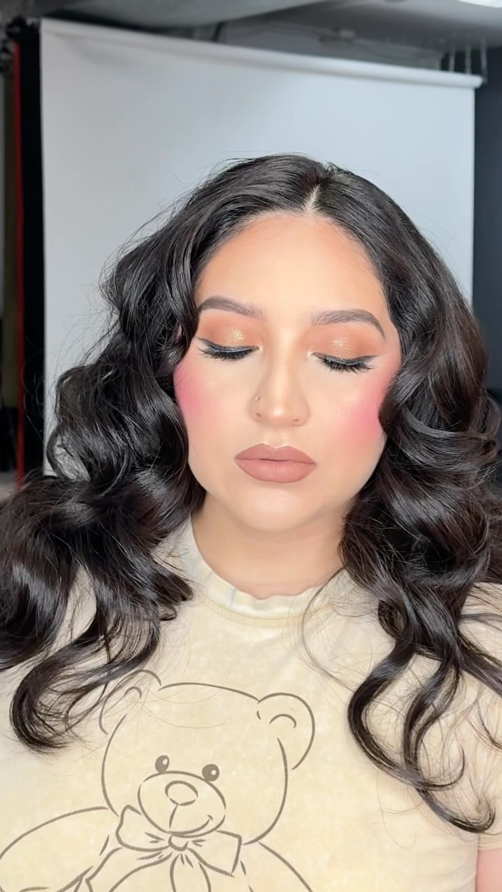 Neutral Lid + a Smoked out Liner
Artist @bellawithcarmen
•
#mua #makeup #beauty #tips #tricks #beautytips #womenowned #fyp #eyemakeup #lashes #contour #beforeandafter #phoenixmakeupartist #phoenixmua #arizonamakeupartist #arizonamua #arizonabrides #bridalmakeup #brides #makeupclasses #makeuptutorial #hair#makeuplooks #bellamakeup #teambellamakeup