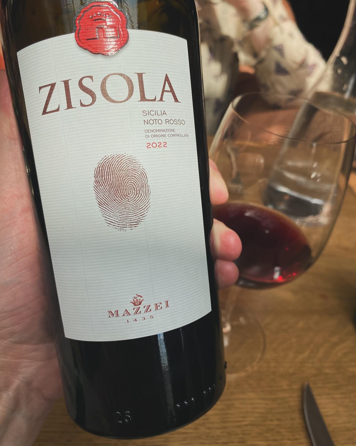 Effortlessly fresh and sophisticated, the finest Nero d’Avola I’ve drunk in a long time. @marchesimazzei
Kudos to Hartnett Holder & Co for including this in the sommelier’s edit at the front of their huge wine list. 🍷 @limewoodhotel
#nerodavola #sicilia #zisola