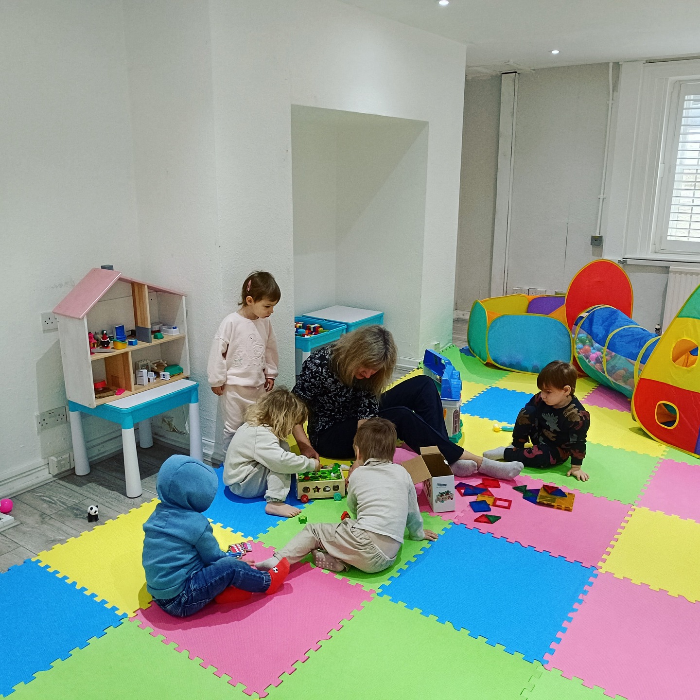 🎨📚 Внимание, контент для 1+! 👶💫
Если вам кажется, что в «Liberi Laeti» теперь есть занятия для самых маленьких — вам не кажется! 😍
Наши замечательные педагоги Ира (математика) и Лера (живопись) приглашают малышей 1–3 лет на первые шаги в мир творчества и развития!
🌟 Что вас ждёт на наших 2-часовых встречах?
Игры, песни, сказки, моторика, логика, звуки, буквы, краски и масса новых впечатлений. А главное — мягкое привыкание к коллективу и бережная забота со стороны наших опытных преподавателей.
🕰 Когда?
Каждую пятницу
🔹 10:00–12:00
🔹 12:30–14:30
☕ А родители?
Пьют кофе, отдыхают, занимаются делами, встречаются с важными людьми или просто дышат свободой — ведь малыши в надёжных руках целых 2 часа!
📍 Где записаться?
Вот ваша золотая ссылка:
👉 https://www.liberilaeti.co.uk/services-1
🎒 Что взять с собой:
Водичку, подгузники, сменную одежду и небольшой снекик (по нашему опыту — это лучший старт дня для малышей 😉).
Ждём вас уже в эту пятницу! 💛