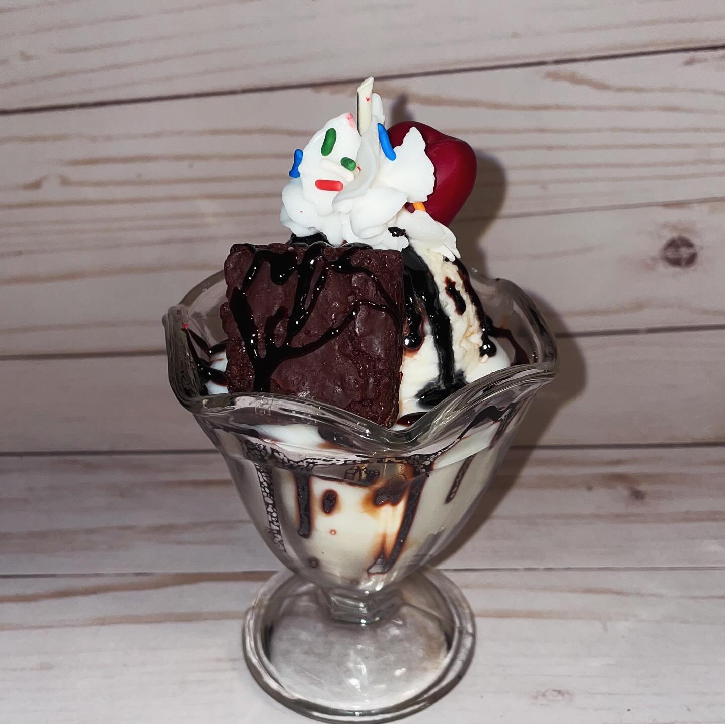 Serving sweetness without the calories! Our handmade dessert candles look good enough to eat and smell even better. We bring the bakery to your homeโone candle at a time. ๐จ