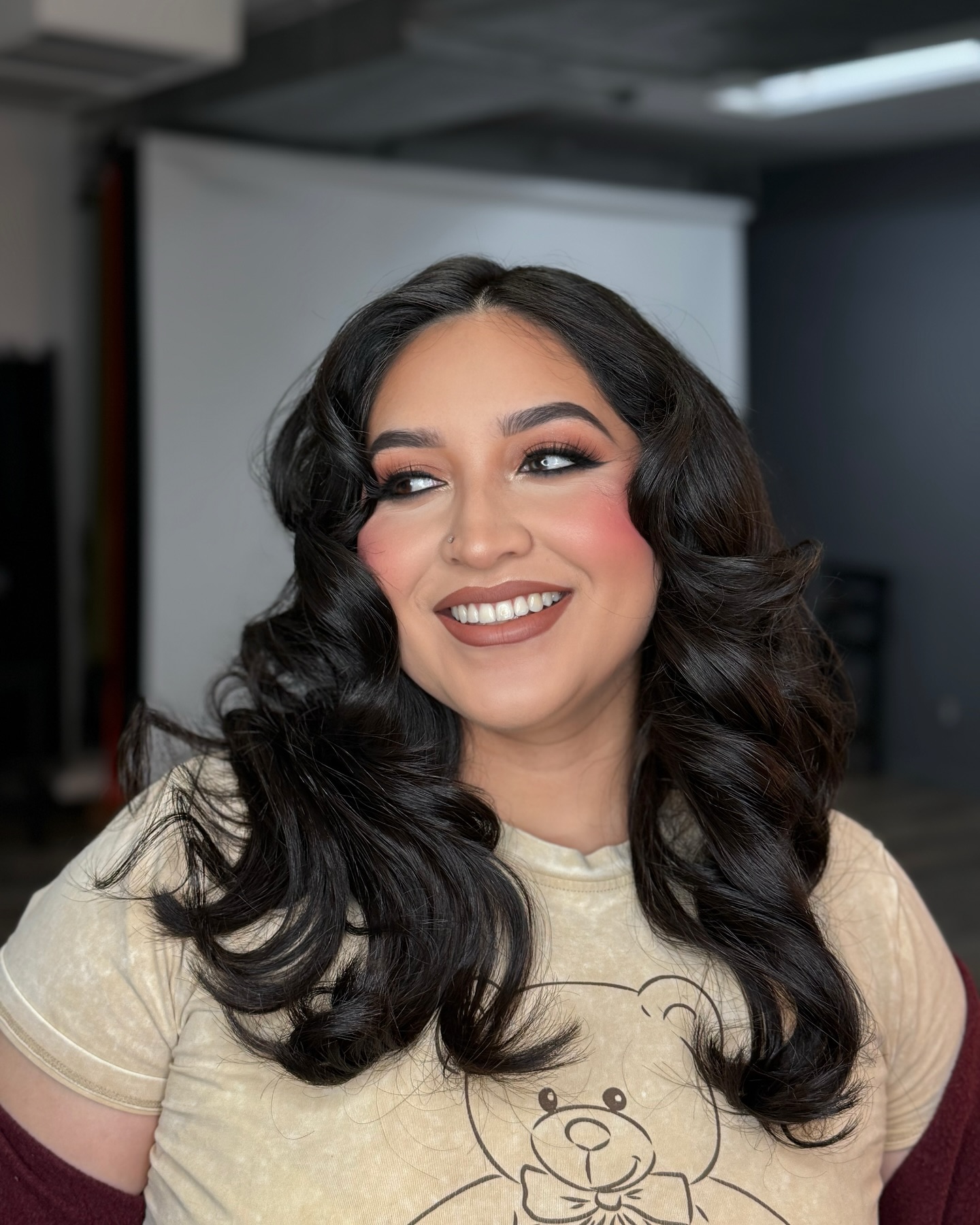 Ummmm Excuse me 😮💨😮💨😮💨😮💨
Client @keepinitkiarittaaa
Artist @bellawithcarmen
Hair @ale_torresbeautynbrows
•
#mua #makeup #beauty #tips #tricks #beautytips #womenowned #fyp #eyemakeup #lashes #contour #beforeandafter #phoenixmakeupartist #phoenixmua #arizonamakeupartist #arizonamua #arizonabrides #bridalmakeup #brides #makeupclasses #makeuptutorial #hair#makeuplooks #bellamakeup #teambellamakeup