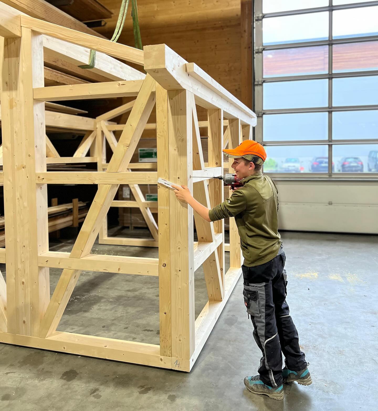 EINBLICK INS ZIMMERERHANDWERK😎
Miche hat diese Woche ein spannendes Praktikum bei uns gemacht. Vom ersten Schnitt bis zur letzten Schraube war er immer mittendrin und hat tatkräftig mitgearbeitet.⚒️
Es war schön, dich dabei zu haben, Miche🙌🏽
Wir hoffen, du konntest einiges lernen und mitnehmen!
#schulpraktikum #praktikum #lernendurchanpacken #handwerk #zimmereralltag #berufseinblicke #holzbau #holzundhandwerk #berufsorientierung #brannenburg #nussdorfaminn #rosenheim #inntal #zimmereiniederthanner