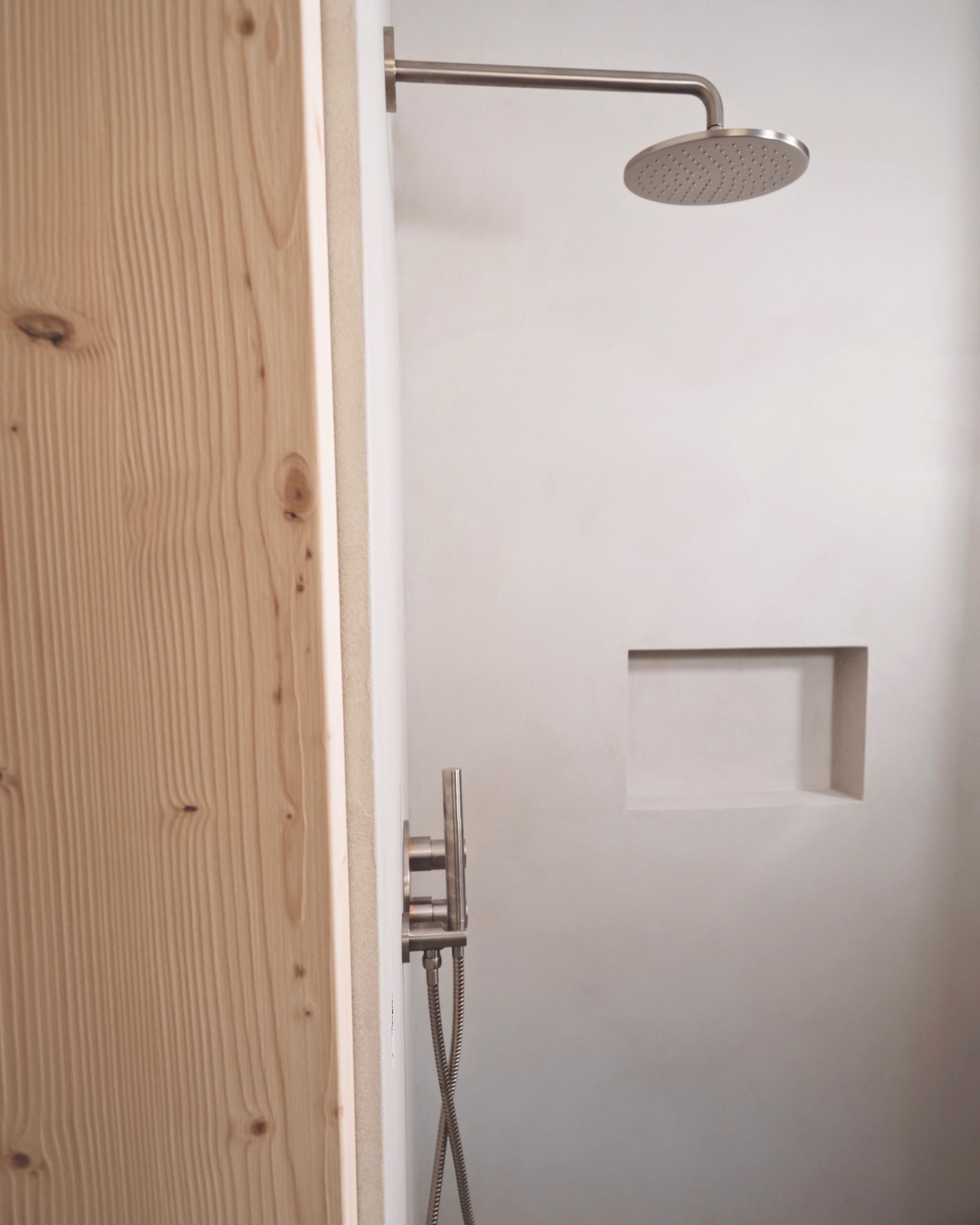 Reduziert. Klar. Zeitlos. Die Dusche in der Lärchenlodge – purer Komfort trifft alpines Design. #lärchenlodge #designapartment #stubaital #minimaldesign #alpinestyle #natürlicherluxus #tirolurlaub #interiorgoals #slowtravel #modernematerialien #wellnessfeeling