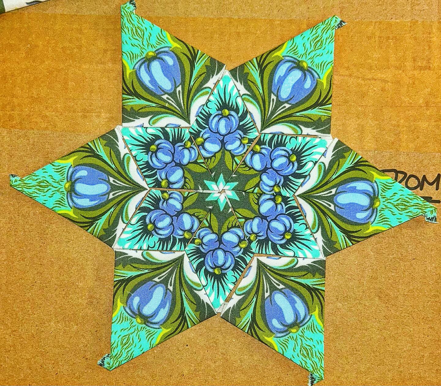 Decisions decisions - help a girl decide! Option A or Option B 🤷🏼♀️
#tulapink #tulapinkfabric #icecreamsodaquilt #fabriclove #sewtherainbow #tulatroops #epp #eppeverywhere #fussycutting #fussycut #handstitched #handstitching #aurifilthread #aurifil #quiltblock #quiltproject #stitching #sewing #englishpaperpiecing #handsewn #handsewing #stars #greatbritishquilter #wip #quiltingismytherapy #sewcreative #quilt #makersgonnamake #noscrapleftbehind #wipwednesday