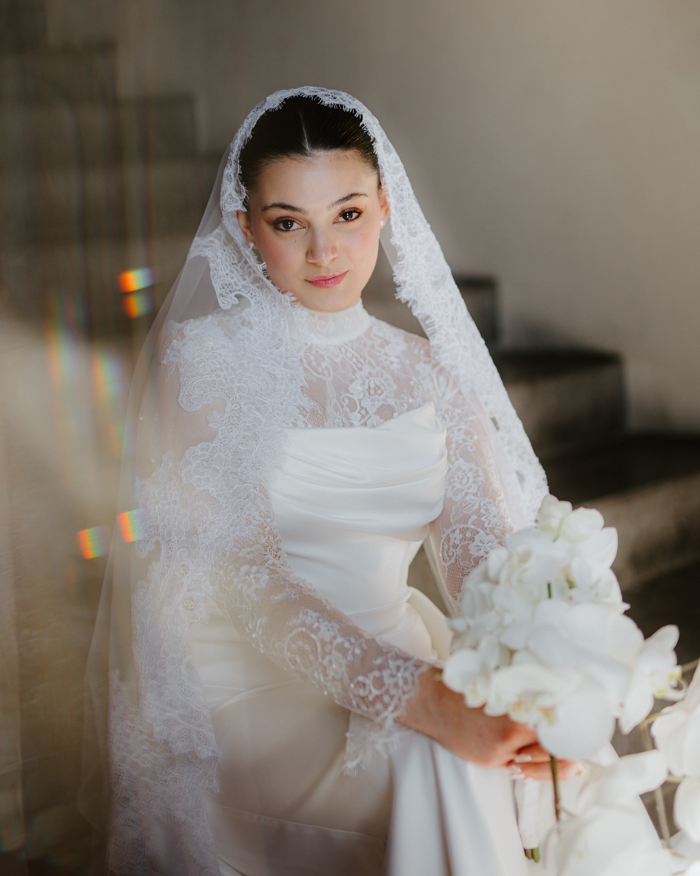 Diese Braut hatte eine ganz besondere Ausstrahlung – ruhig, elegant, ganz bei sich. Und ja, sie sah einfach unglaublich aus. 🥺🤍
Die Trauung fand an einem meiner liebsten Standesämter statt. Ich weiß nicht, woran es liegt – das Licht, die Farben, die Architektur? Aber dort entstehen immer wieder Bilder, die mir lange im Kopf bleiben.
Ich freue mich jedes Mal, wenn Paare mich genau für diesen Ort anfragen. ❣️
#civilwedding
#standesamtaachen
#aachenweißersaal
#standesamtliebe
#zeitlosehochzeit
#modernbride
#standesamtfotografie
#editorialwedding
#brautstyling
#hochzeitsinspiration
#fineartwedding
#brideanddetails
#minimalwedding
#intimatewedding
#stadtliebe
#hochzeitsfotografin
#brautinspiration
#lovestories