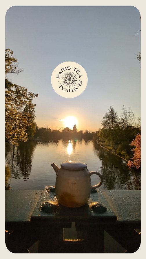 LA BALLADE D’UNE THÉIÈRE
✨ Elle ne cherche rien. Elle se laisse porter.
Une petite théière façonnée par Yufeng prend le temps de vivre.
À l’ombre d’un paon qui danse, au bord d’un lac où le ciel se reflète, elle s’arrête, contemple, respire.
🌅 Le soleil décline. Les eaux brillent. Elle est là, juste là.
Pas d’urgence. Pas de bruit. Juste le vent, la lumière, et cette sensation de calme infusé.
Et puis, doucement, elle retrouve les mains de celle ou celui qui l’a choisie.
Elle sait qu’elle a trouvé sa place.
📍À découvrir le 15 juin au Paris Tea Festival, Maison Internationale de Paris
🎥 Vidéo @croco_tea
🫖 Galerie @unearthed.gallery
🍵 Prêtée par @sciencesthe
_________________________________________________________
THE BALLAD OF A TEAPOT
✨ She's not looking for anything. She lets herself be carried along.
A little teapot made by Yufeng takes time to live.
In the shade of a dancing peacock, beside a lake where the sky reflects, she stops, contemplates, breathes.
🌅 The sun declines. The waters glisten. She's there, right there.
No hurry. No noise. Just the wind, the light, and that infused feeling of calm.
And then, gently, she finds the hands of the one who chose her.
She knows she's found her place.
📍To be discovered June 15 at the Paris Tea Festival, Maison Internationale de Paris
🎥 Video @croco_tea
🫖 Gallery @unearthedgallery
🍵 On loan from @sciencesthe
#ParisTeaFestival #ThéièreNomade #UnearthedGallery #Yufeng #CéramiqueContemporaine #TeaWithSoul #VoyageSensoriel #TeaInMotion #ThéÀParis
