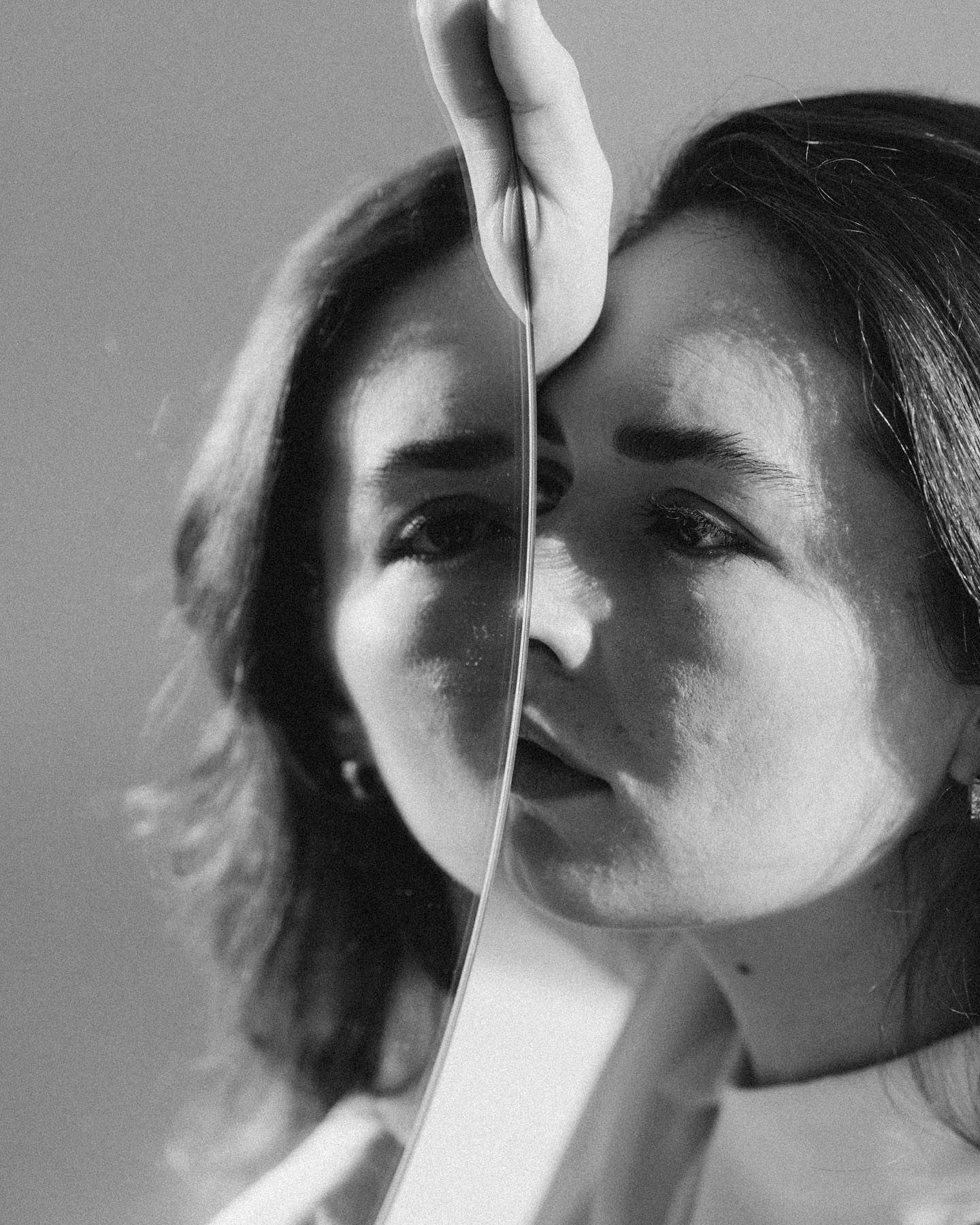 Vielleicht…
…brauchst du gerade kein neues Ziel.
Kein „Fünf-Schritte-Plan“. Kein Erfolgsversprechen.
Vielleicht brauchst du einfach
einen Ort, an dem du nicht erklären musst,
warum du gerade still bist, müde bist,
weich oder wütend.
Einen Raum, in dem du
nicht funktionieren musst –
aber du auftauchen darfst.
Vielleicht hast du das Gefühl,
dich in letzter Zeit öfter zu verlieren.
In To-do-Listen, Beziehungen, Rollenbildern, Erwartungen.
Und vielleicht spürst du irgendwo ganz leise:
Da will etwas zurückkommen.
Etwas von dir.
Nicht weil etwas fehlt.
Sondern weil du dich erinnern willst.
re:claim ist kein Coachingprogramm.
Es ist ein stiller Raum in drei Begegnungen.
Eine Rückkehr.
Ein weiches Ja.
Ein Schritt in deine Richtung.
Nicht laut.
Nicht perfekt.
Aber ganz.
Wenn du spürst, dass es ruft –
dann bist du gemeint.
Mehr über re:claim und den Blogbeitrag „Was mir gehört“ findest du in meiner Bio.
Foto: @ninariehl.photography