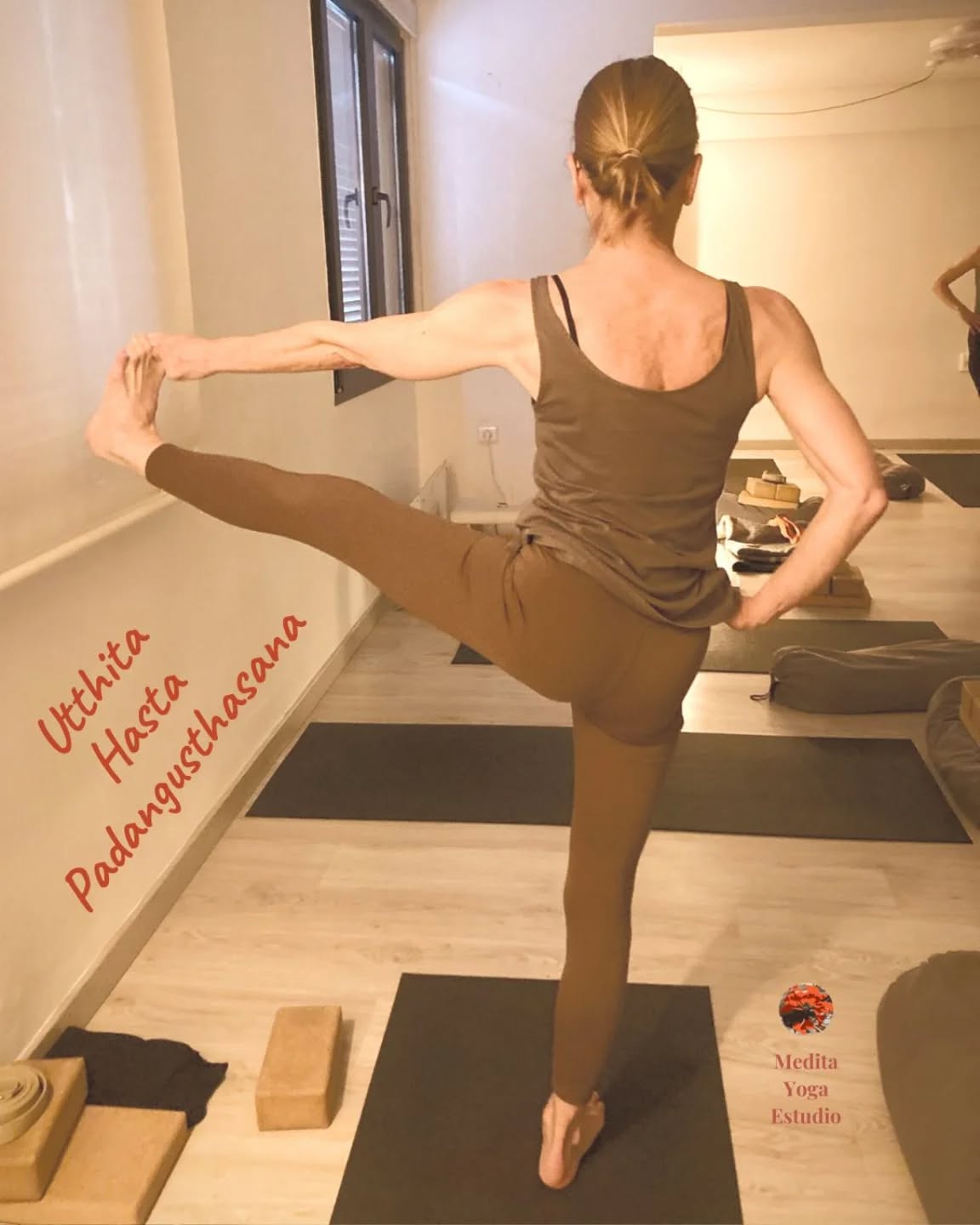 ✨ UTTHITA HASTA PADANGUSTHASANA ✨
(La postura de la mano al dedo gordo del pie)
PASO A PASO:
1️⃣ Desde Tadasana, activa los músculos de las piernas y lleva el peso al pie izquierdo.
2️⃣ Inhala, flexiona la pierna derecha y lleva la rodilla al pecho. Asegúrate de mantener la pelvis neutra.
3️⃣ Exhalando , inclínate para agarrar o sujetar el dedo gordo del pie con los dos primeros dedos y el pulgar de la misma mano (derecha).
4️⃣ Verifica que el peso esté distribuido uniformemente en tu pie de pie (izquierdo) y que los cuádriceps están activos, para que cadera, rodilla y tobillo del pie conectado al suelo estén en una línea. Torso erguido, abdomen activado (Uddiyana Bandha suave) y sacro apuntando hacia el suelo.
5️⃣ Fijando la mirada en un punto al frente, inspira, y mientras exhalas, lentamente comienza a extender la pierna doblada (derecha) hacia adelante, hasta donde te permita tu flexibilidad sin comprometer la alineación. La pierna base sigue firme, con la rótula elevada y el pie bien enraizado.
6️⃣ Con el core activado, flexiona el pie derecho hacia adentro (empuja el talón hacia adelante y tira hacia atrás los dedos del pie), toma el dedo gordo del pie y tira de la cabeza del fémur hacia la cadera para mantener el equilibrio.
7️⃣ Inhala y alarga la columna. Exhalando, gira externamente la articulación de la cadera derecha, extendiendo la pierna derecha. Mantén la mirada fija en un punto al frente (drishti), y respira suavemente por la nariz.
8️⃣ Para salir, flexiona de nuevo la rodilla, suelta el pie con control y vuelve a Tadasana.
🧘♀️ ¿Quieres explorar esta postura con seguridad y acompañamiento personalizado?
💥 *Reserva tu clase de prueba.*
📩 Escríbenos por DM para horarios y disponibilidad.
#utthitahastapadangusthasana #HathaYogaValencia #YogaValencia #Yoga #MeditaYogaEstudio