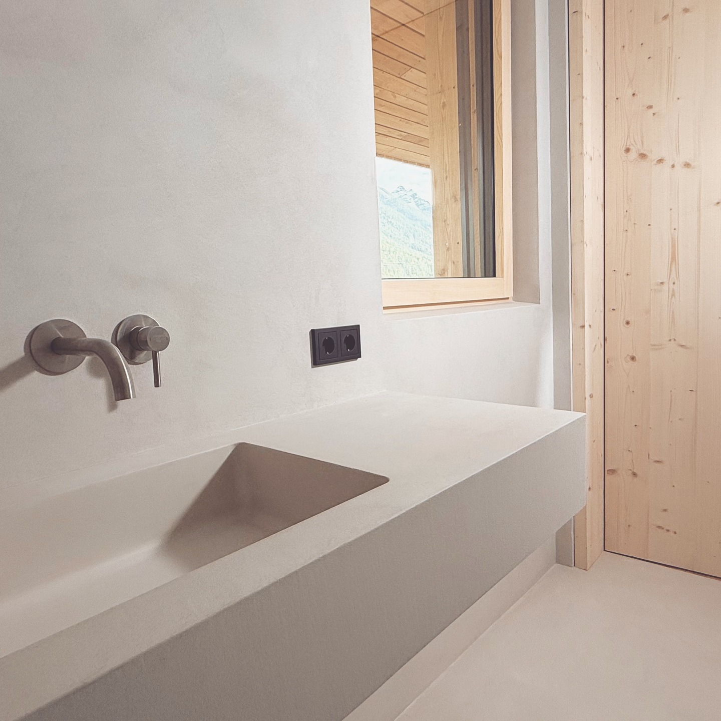 Reduziert aufs Wesentliche. 🤍
Minimalismus trifft Handwerk – mit Ausblick auf die Berge.
#lärchenlodge #stubaital #designapartment #alpineretreat #minimalismhome #bergzeit #slowtravel #interiordesignlovers