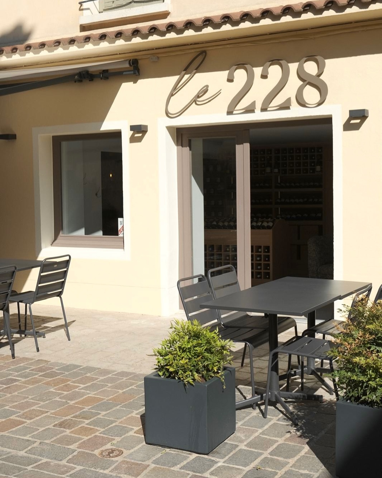 Soleil + terrasse + vin = le parfait combo pour l’apéro 💛🍷
#Tournus #Vinsdebourgogne #Apero