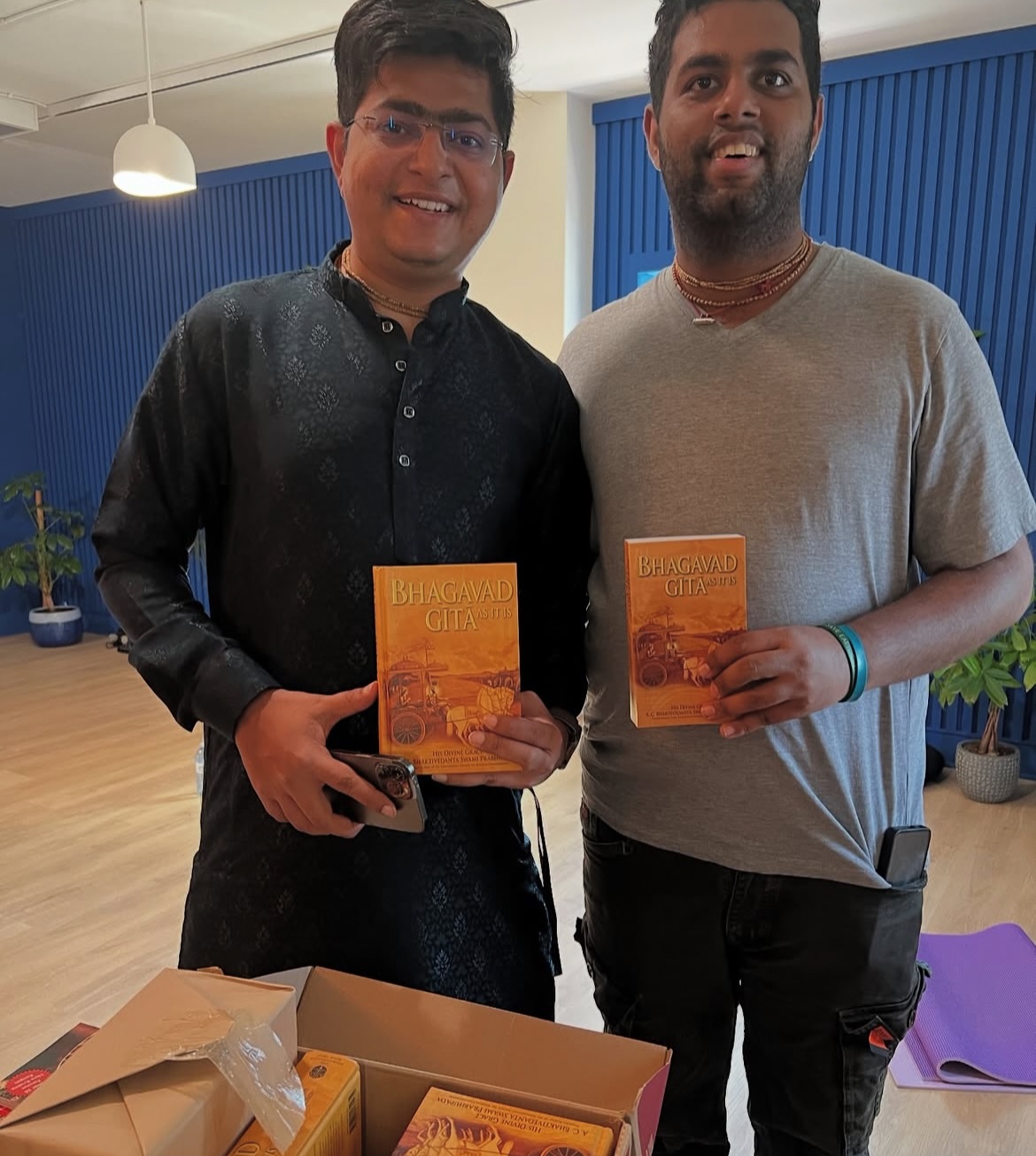 🌙 Thank you to everyone who joined us for our last Kirtan gathering! 🎶
Your voices, hearts, and energy made the space come alive - and we’re so grateful to each of you who came, sang, clapped, danced, and shared in the vibration of Bhakti.
A big thank you to the talented musicians @torontokirtan beautiful participants, and the @hamiltonbhaktiyoga community for organizing and holding the space with so much love.
✨ NEXT KIRTAN ANNOUNCEMENT! ✨
Join us again on Sunday, May 25th from 2–4PM at as we welcome Amogha Lila Prabhu, who will guide us through the active meditation of Bhakti Yoga - a heart-opening, soul-stirring practice of mantra and music.
🌱 Enjoy free vegan snacks
📚 Explore spiritual books by donation
🕉 Experience the transformative power of musical mantra meditation
💥 RSVP via Eventbrite so we can prepare enough food and offerings for everyone!
The event is free, and donations are welcome to help keep these gatherings alive and accessible.
📍361 Jackson St. W, Hamilton
🗓 Sunday, May 25th | 2–4pm
✨ Come with an open heart—bring a friend or come solo. All are welcome.
#BhaktiYoga #KirtanHamilton #MantraMeditation #SoHamStudio #HamiltonEvents #VeganSnacks #SpiritualCommunity #ChantAndBeHappy #BhaktiGathering #AmoghaLila #MeditationMusic #CallAndResponse #SoundHealing #HamiltonWellness #SacredGathering #FreeHamiltonEvents