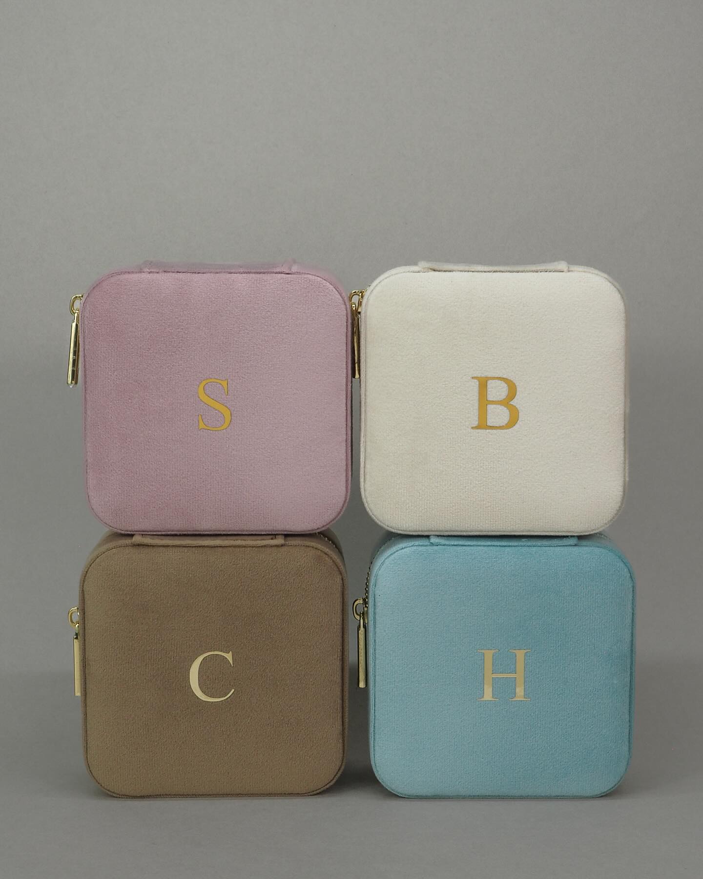 Kan du gjøre meg en tjeneste? 🫶🏼 Vil du stemme på hvilken farge som er din favoritt under? 🙏🏻
For 10 minutter siden ble smykkeskrin med bokstaver i to helt nye farger lansert ✨ Og i løpet av uken er de sannsynligvis å finne i noen av dine favorittbutikker rundt om i landet 🛍️ Under hver produktside legger jeg inn oversikt over hvilke butikker som får inn hvilke farger 🌸 Om du skal reise i sommer, i konfirmasjon og trenger en ekstra gave, trenger vertinnegave til 17.mai eller bare vil ha orden i smykkene dine, er disse en sikker vinner 👏🏼
#smykkeskrin #smykkeskrinmedbokstav #Smykkeskrinreisestørrelse#gavetipskonfirmasjon #vertinnegave