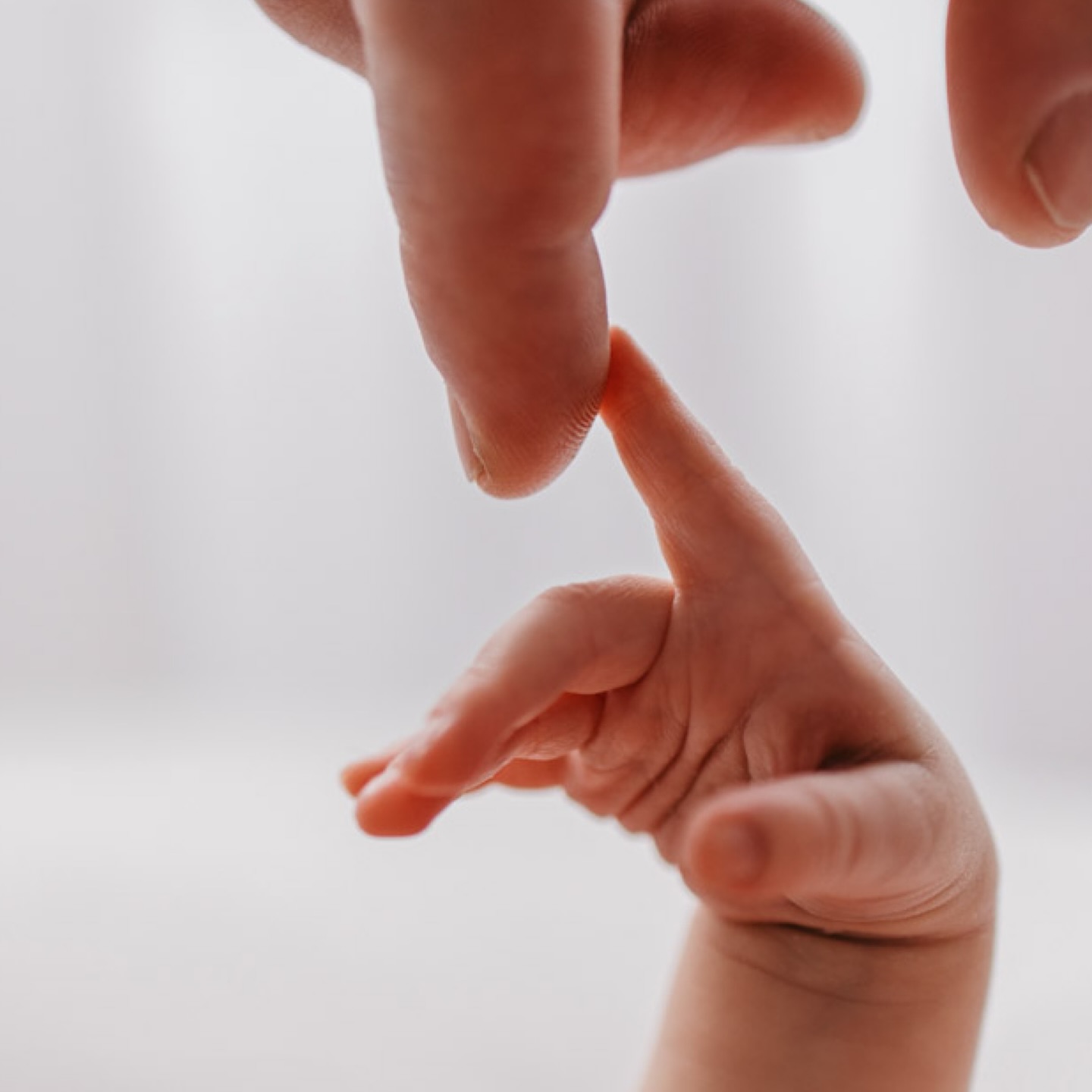 Gestern durfte ich wieder ein kleines Wunder verewigen. Detailbilder gehören bei mir zu jedem Newborn Shooting dazu.
Die ersten Tage sind so aufregend und gehen so schnell vorbei.
Ganz ohne auf die Uhr zu schauen, nehme ich mir die Zeit für euch, die wir brauchen um eure kostbaren Momente in liebevollen Bildern festzuhalten.
Meldet euch gerne bei mir und wir besprechen euch Wünsche und Vorstellungen.
Ich freue mich auf euch!
NEUGEBORENENFOTOGRAFIE
BABYFOTOGRAF ELLSCHEID
NEWBORN SHOOTING
#Neugeborenenfotografie
#sweetBaby
#mamablogger_de #mamaleben #geburt #igbabies