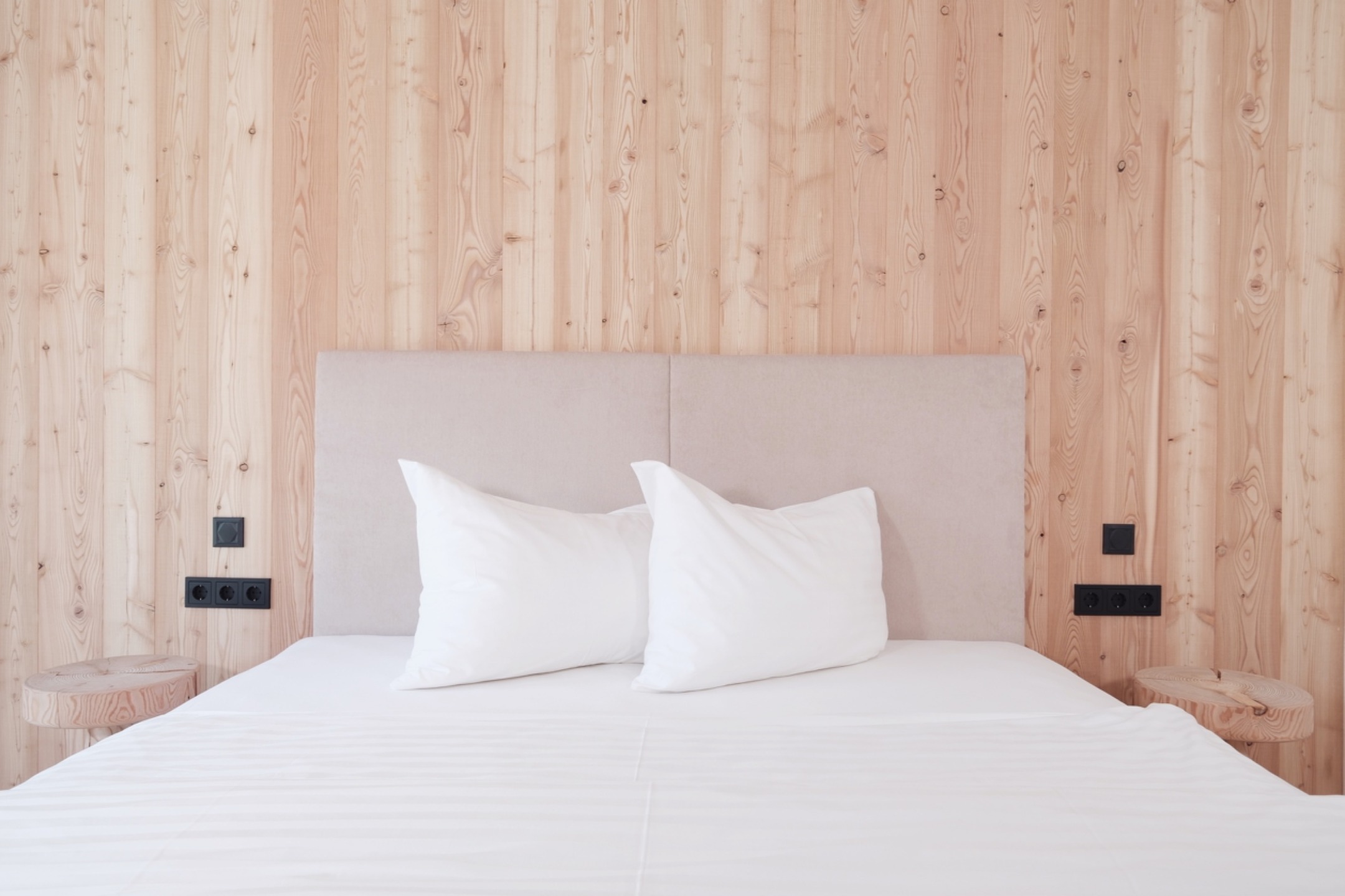 Schlafen mit Stil – natürliche Materialien, klare Formen und ein Bett, das zur Ruhe einlädt. #lärchenlodge #stubaital #alpineluxury #designapartment #schlafgut #naturdesign #slowtravel #holzliebe #tirolurlaub #bergruhe