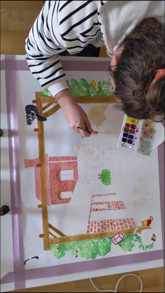 🎨 Mon plus gros projet : une commande spéciale de deux amis qui souhaitaient un portrait de famille version très grand ! L'aquarelle a été réalisée sur un papier artisanal au format 50x70 cm, et avec un format aussi grand on est vraiment sur du "TRUST THE PROCESS" !
J'avais déjà partagé une vidéo où je reportais mon brouillon numérique (qui sert à valider le croquis avec mes clients) sur le papier grâce à un video projecteur, voici maintenant le processus de peinture en accéléré ! Cela s'est étalé sur plusieurs jours (et même semaines) avec les différents temps de séchage, parfois des petits tests à côté avant de passer au propre, le fait que je travaille sur plusieurs projets en même temps etc.
Au début tout est plat puis au fur et à mesure que les couches, les ombres et les détails sont posés le dessin prend vie ! Mais à chaque petit détail en plus c'est un petit stress de "et si je fais une tâche qui fait tout rater ???" L'avantage c'est qu'avec l'aquarelle, c'est quand même souvent rattrapable (spoiler: j'ai fait une tâche ^^). Et c'est aussi le jeu d'une commande originale: il peut y avoir des petits défauts, des détails du au fait que c'est fait à la main et qu'on n'aura pas le trait lissé que l'on a sur tablette. Et ça fait le charme du dessin ! (Bon après une grosse tâche qui part pas... J'aurais repris du début !) Le plus gros stress ? L'encrage, le passage du stylos sur le papier texturé ! Mais au final, tout s'est bien passé ☺️
Dans quelques jours je partagerai une vue de cette aquarelle terminée ;)
Si vous aussi vous souhaitez un portrait de famille personnalisé, n'hésitez pas à me contacter pour en discuter ! 🤗
#illustration #aquarelle #portraitdefamilleillustré #portraitfamille