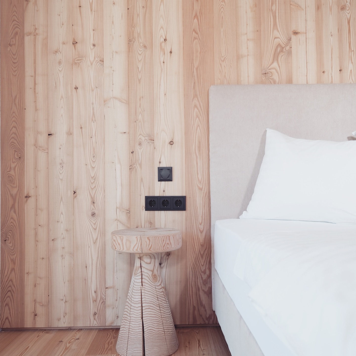 Schlicht. Natürlich. Handgefertigt. 🪵
Jedes Detail erzählt von regionalem Handwerk – bis zum Nachttisch aus Massivholz.
Für alle, die Klarheit und Ruhe spüren wollen.
#lärchenlodge #alpinestyle #designapartment #holzliebe #stubaital #slowtravel #interiorminimalism #natürlicherluxus