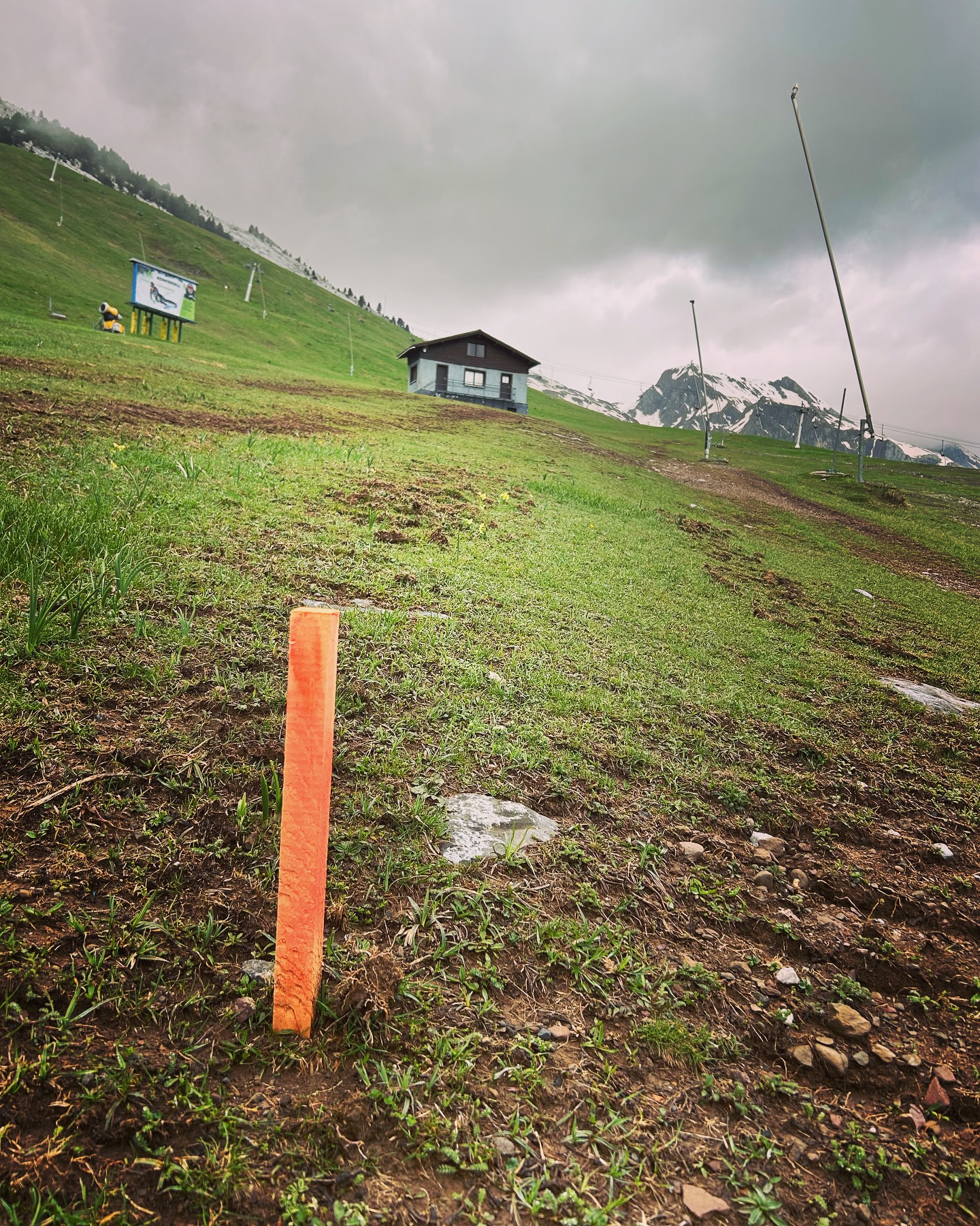 tic, tac… ⏰⏰⏰
Estacas marcando la ubicación de las pilonas del telecabina. 🚡 🚡
#uniondeestacionessi
#astún
#candanchú
#formigal
