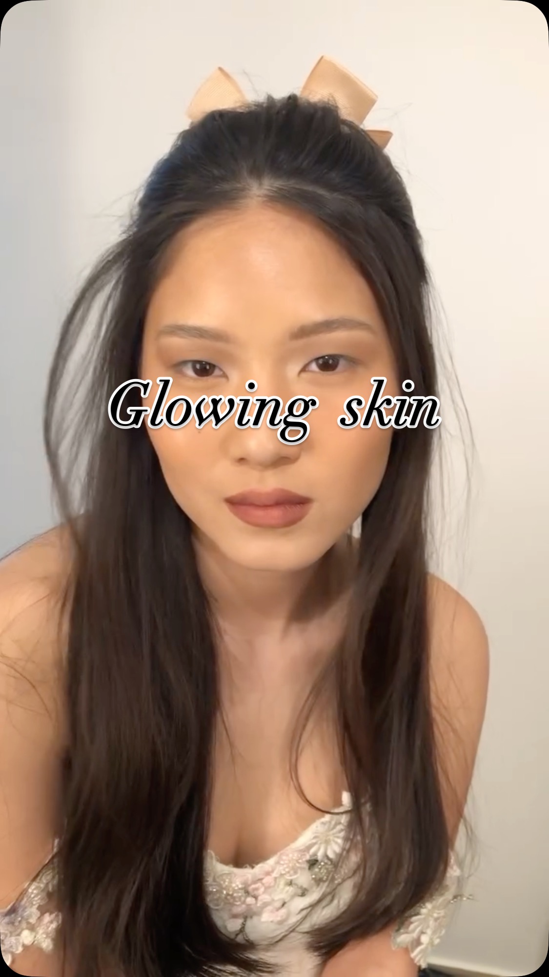 #airbrushmakeup #glasskin #taupeblush איפור באייר בראש הוא קודם כל #איפור עמיד מאוד
ומתאים לכל סוגי העור . הוא דקיק אבל עדיין יכול להגיע למאה אחוז כיסוי.. בגימור מט או מבריק כמו על העור המושלם של אנני .